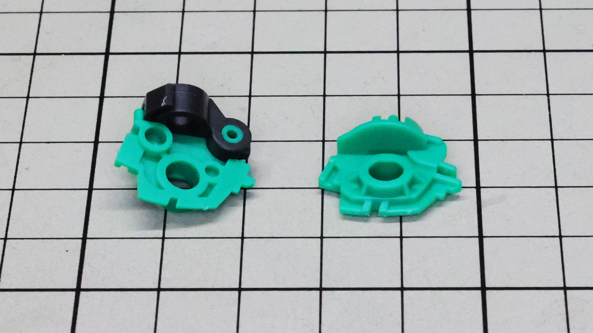 メカフレームに胴体部との接続部を組み込みます