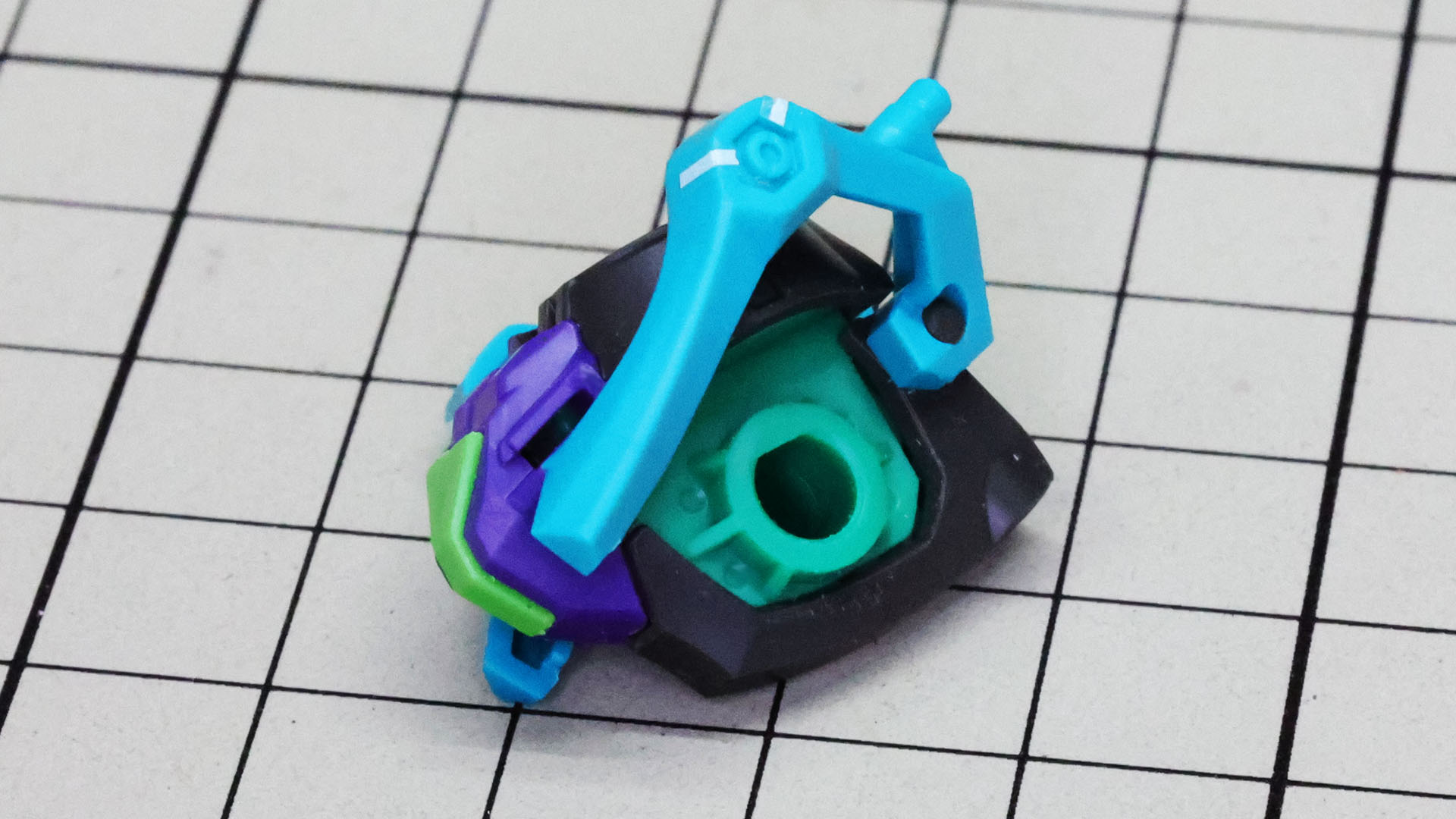 そのサイドアーマーにはラインシールを貼り付けます