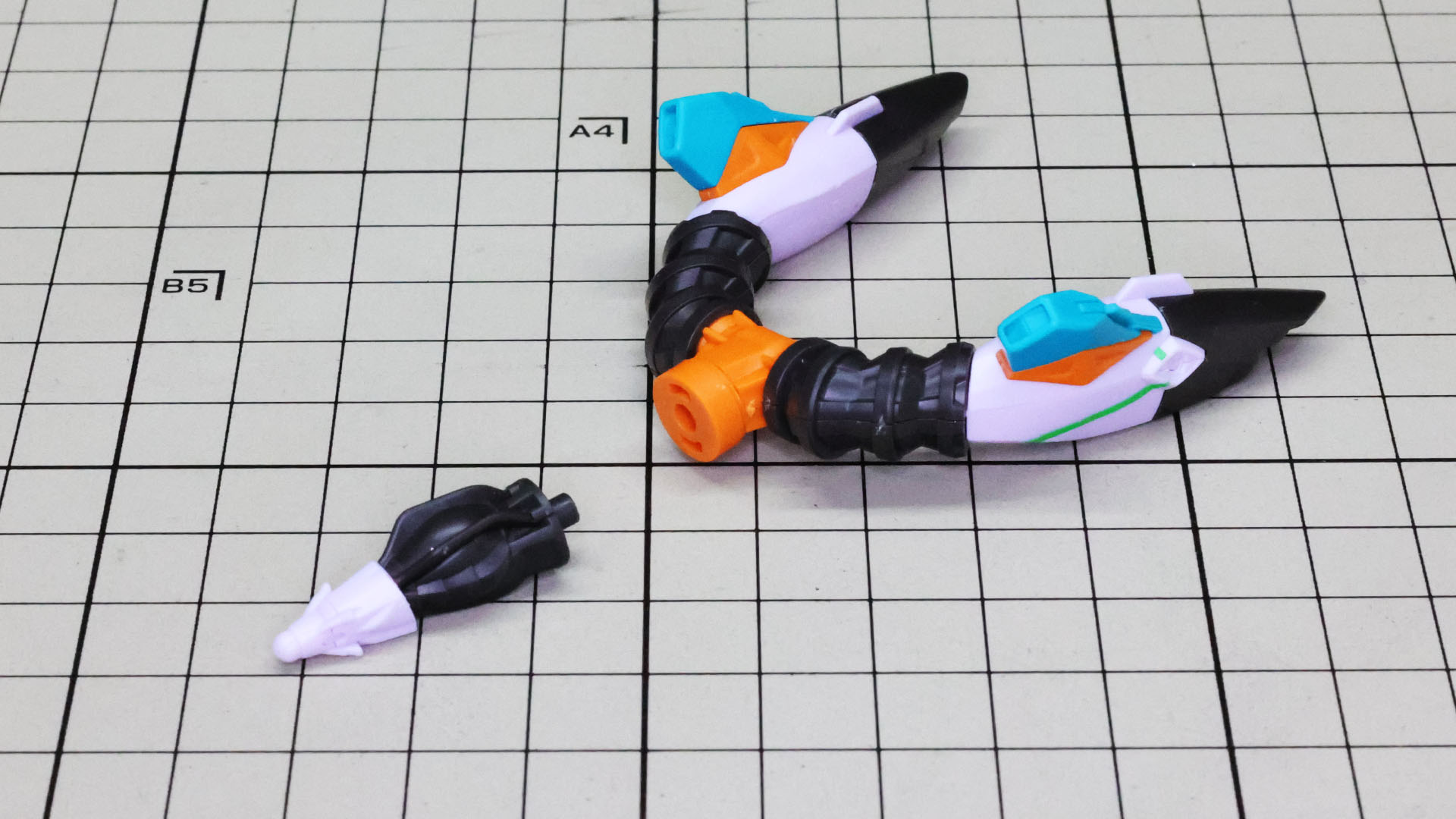 機首部分を組んでバックパック本体とドッキングさせます