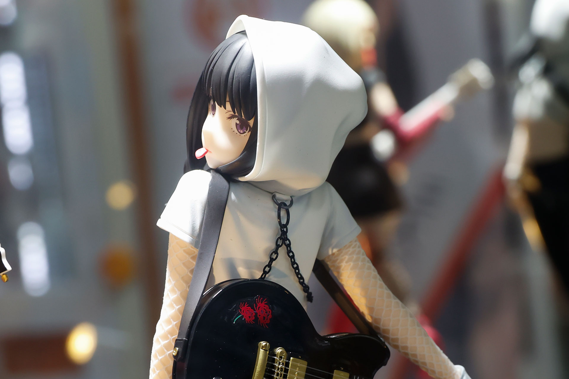 パーカー部分には本物のチェーンが使われている