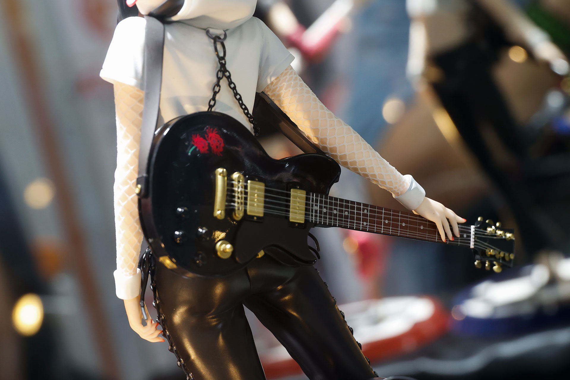 たきなは背中側に黒いギターを持ったポーズだ