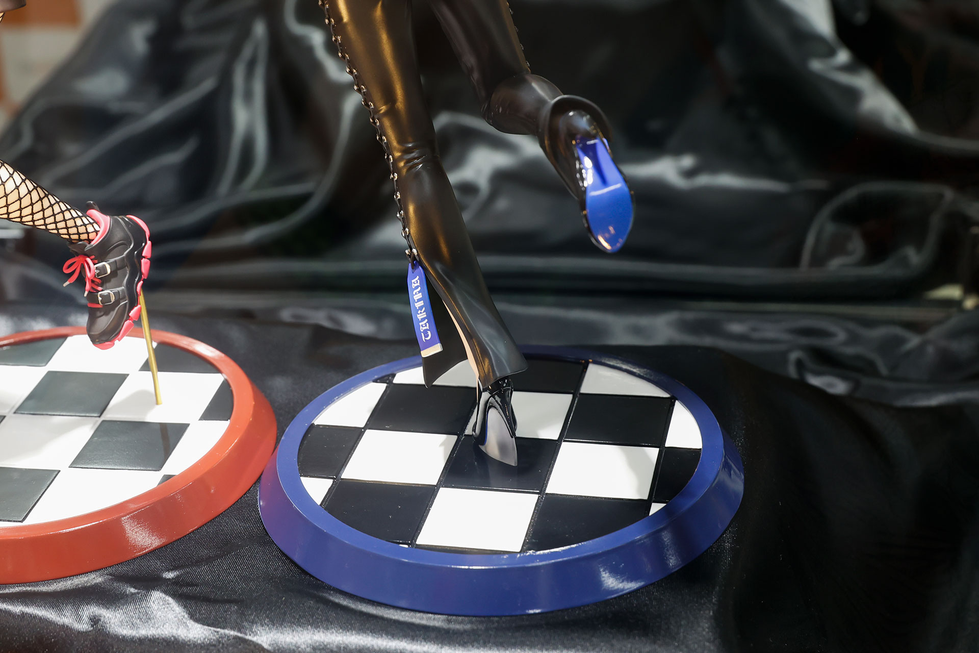 台座は青い枠にチェック柄になっている