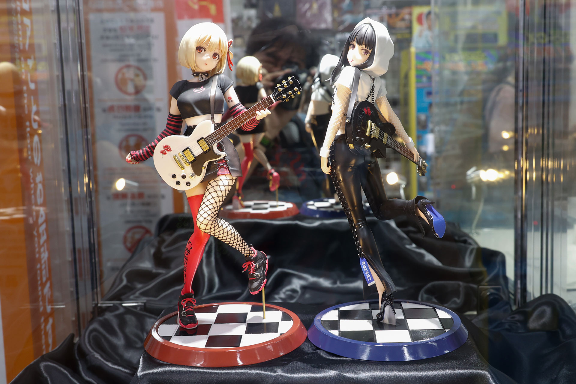 左が錦木千束で右が井ノ上たきなだ