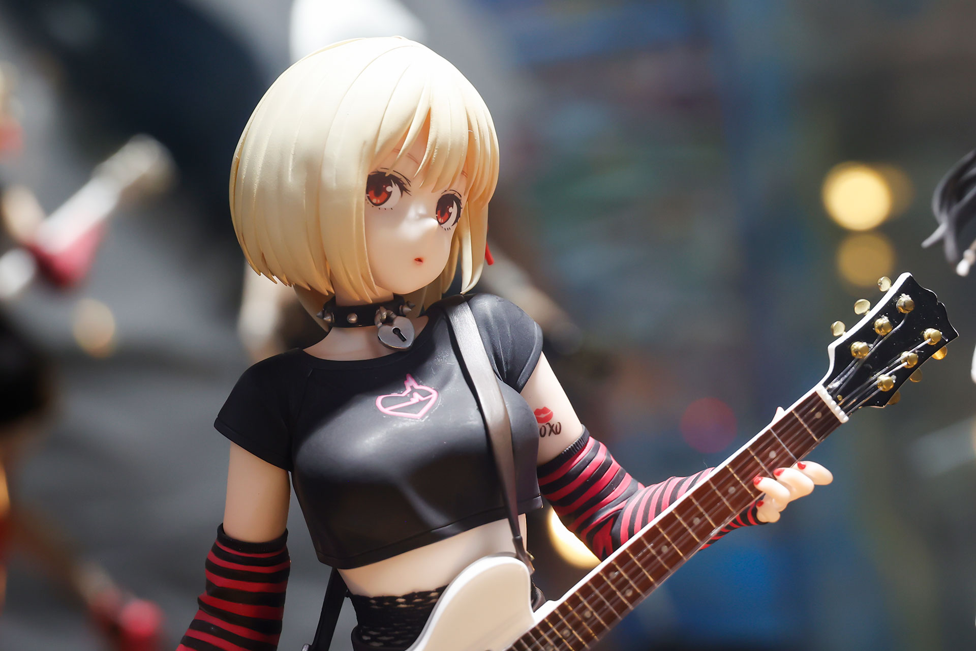 ロックな衣装もよく似合っている