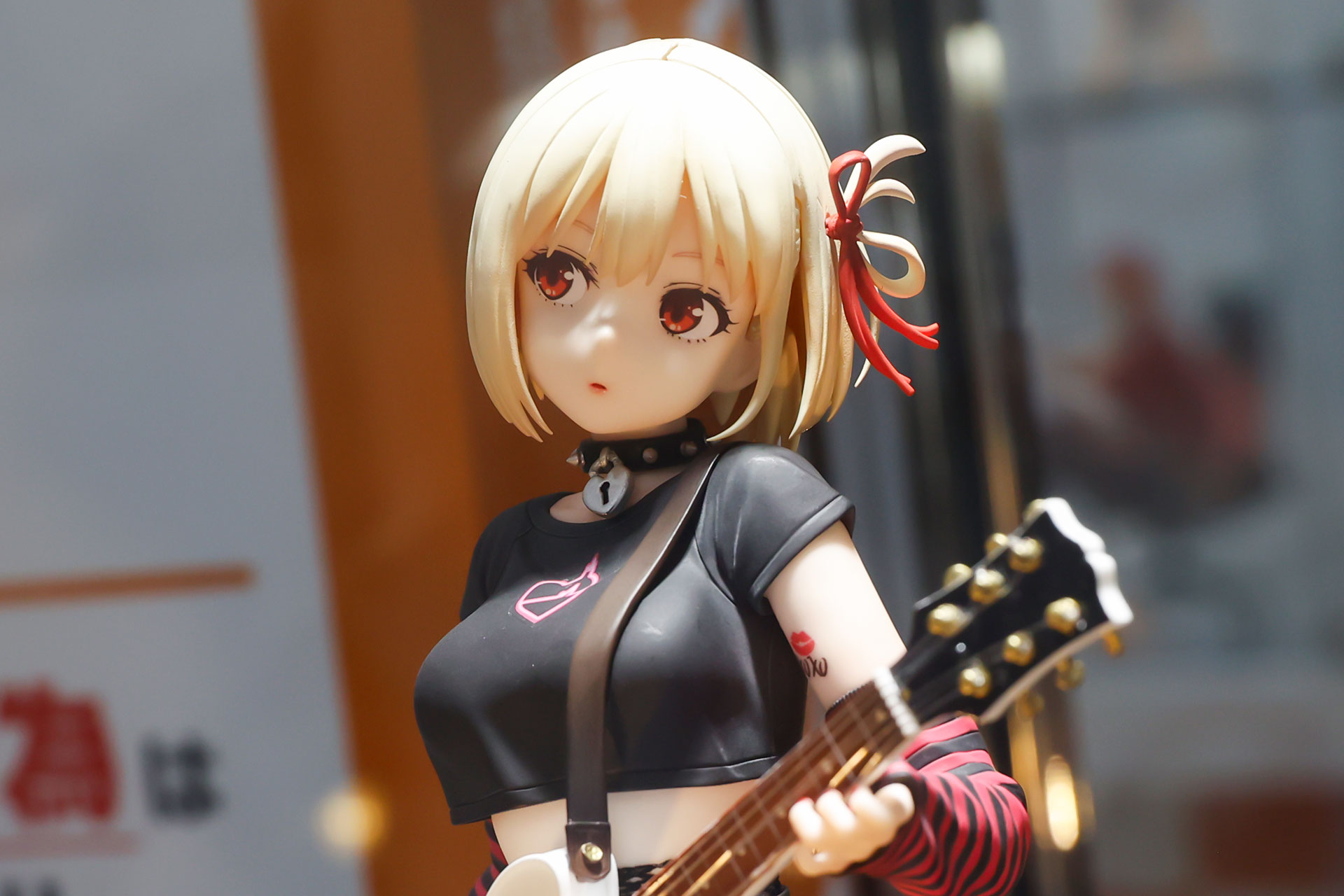 髪には赤いリボンが付けられている