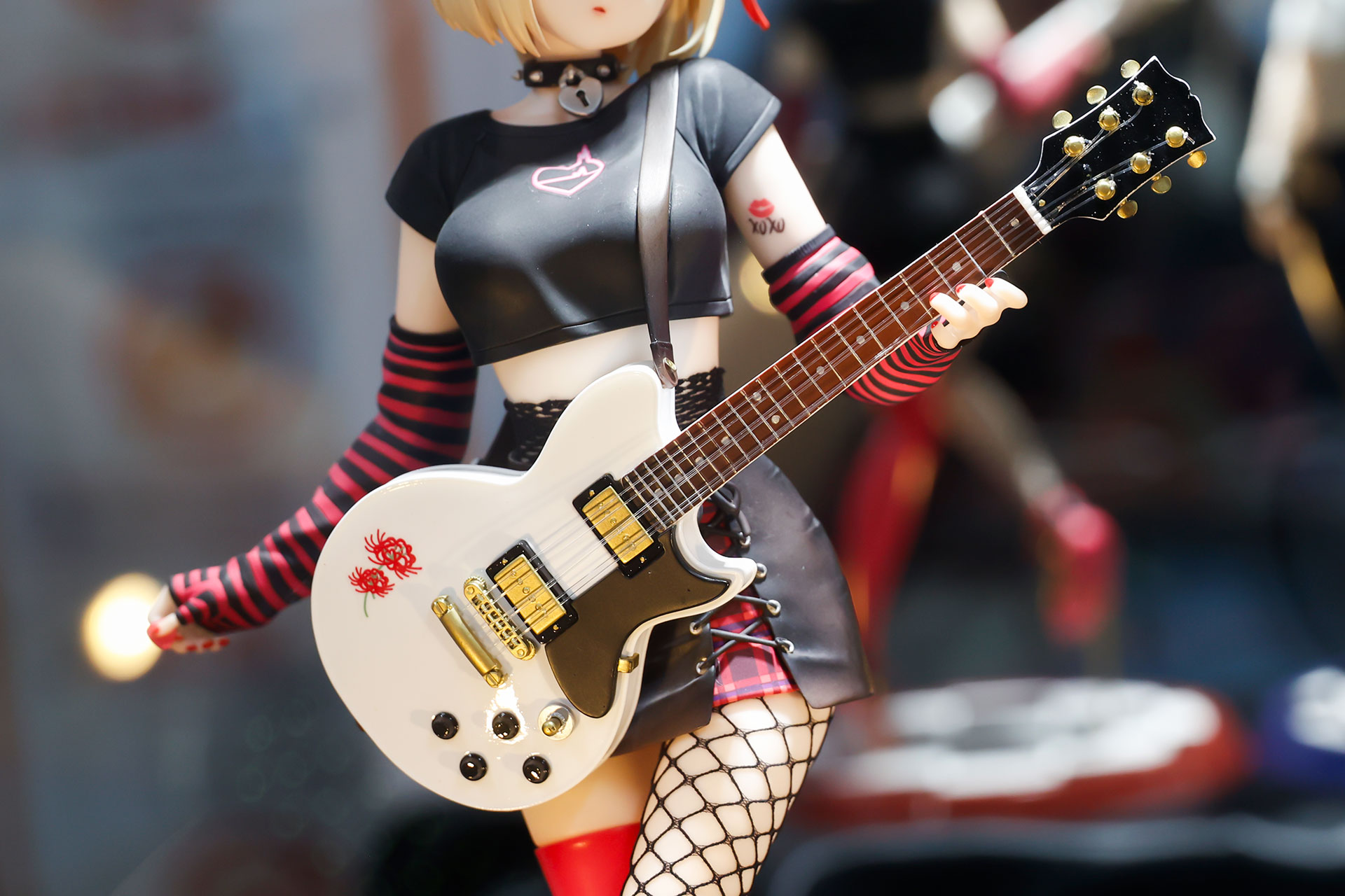 ギターにはリコリスことヒガンバナが描かれている