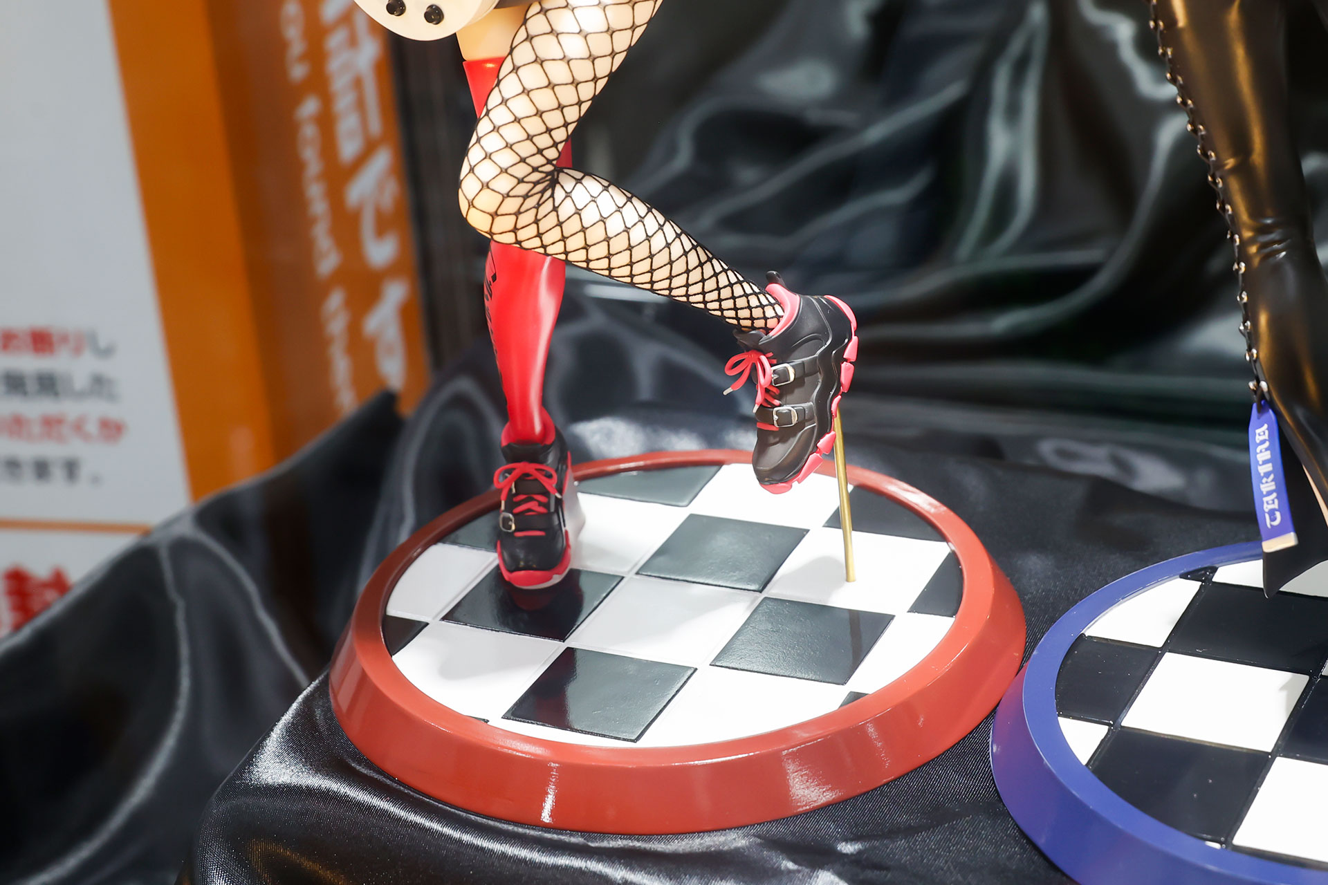 台座は赤い枠にチェック柄だ