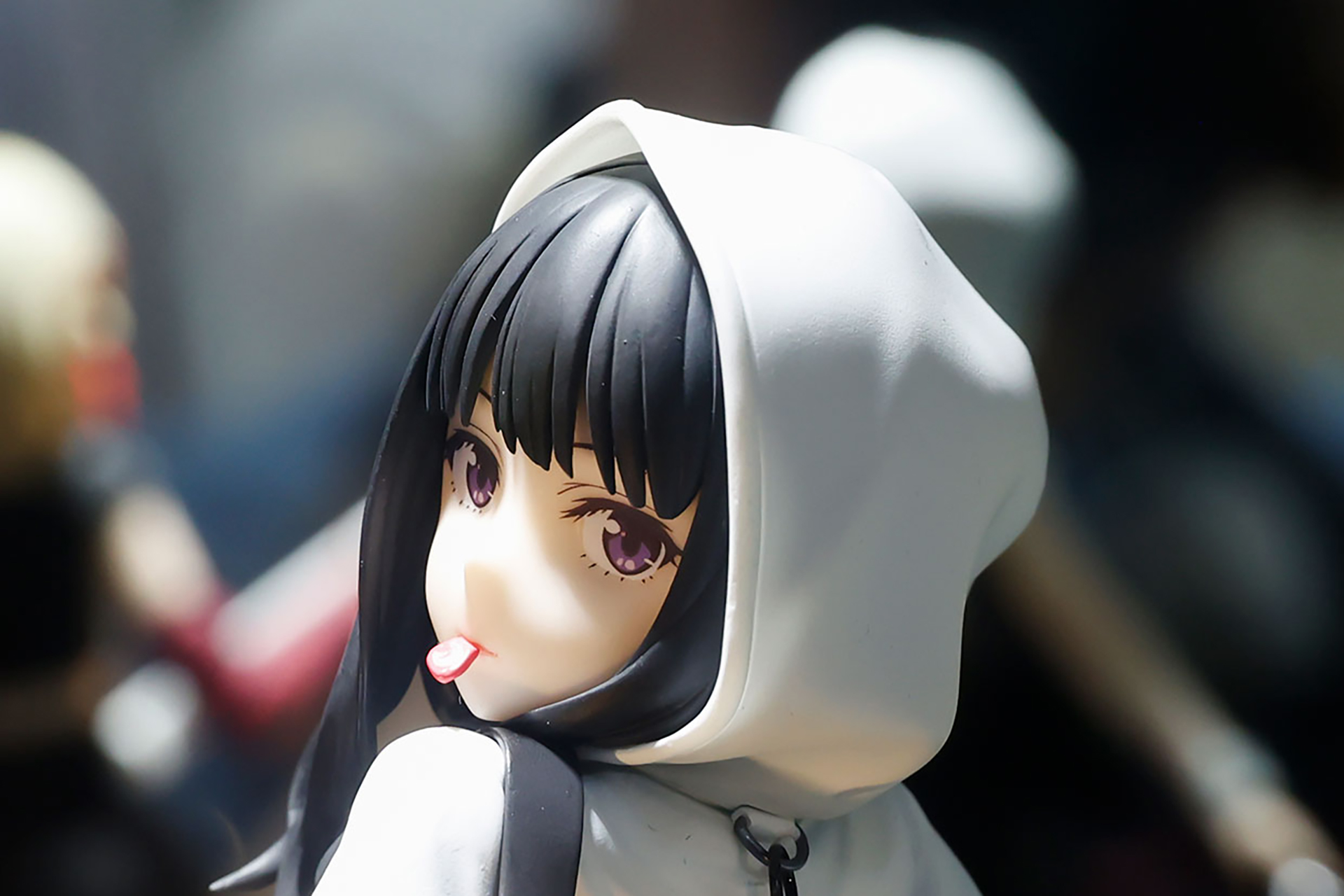 一瞬舌を出しているのかと思ったら……よく見たらギターのピックをくわえていた