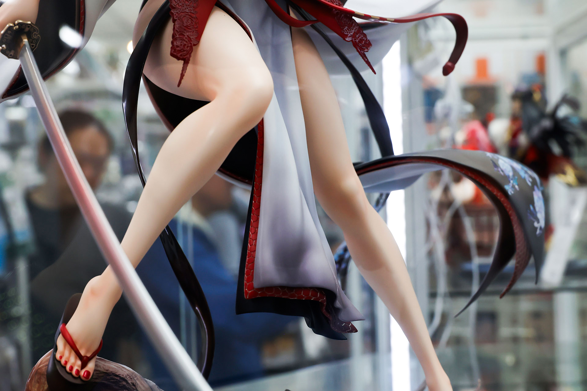 美しくて白い脚がスラリと伸びている