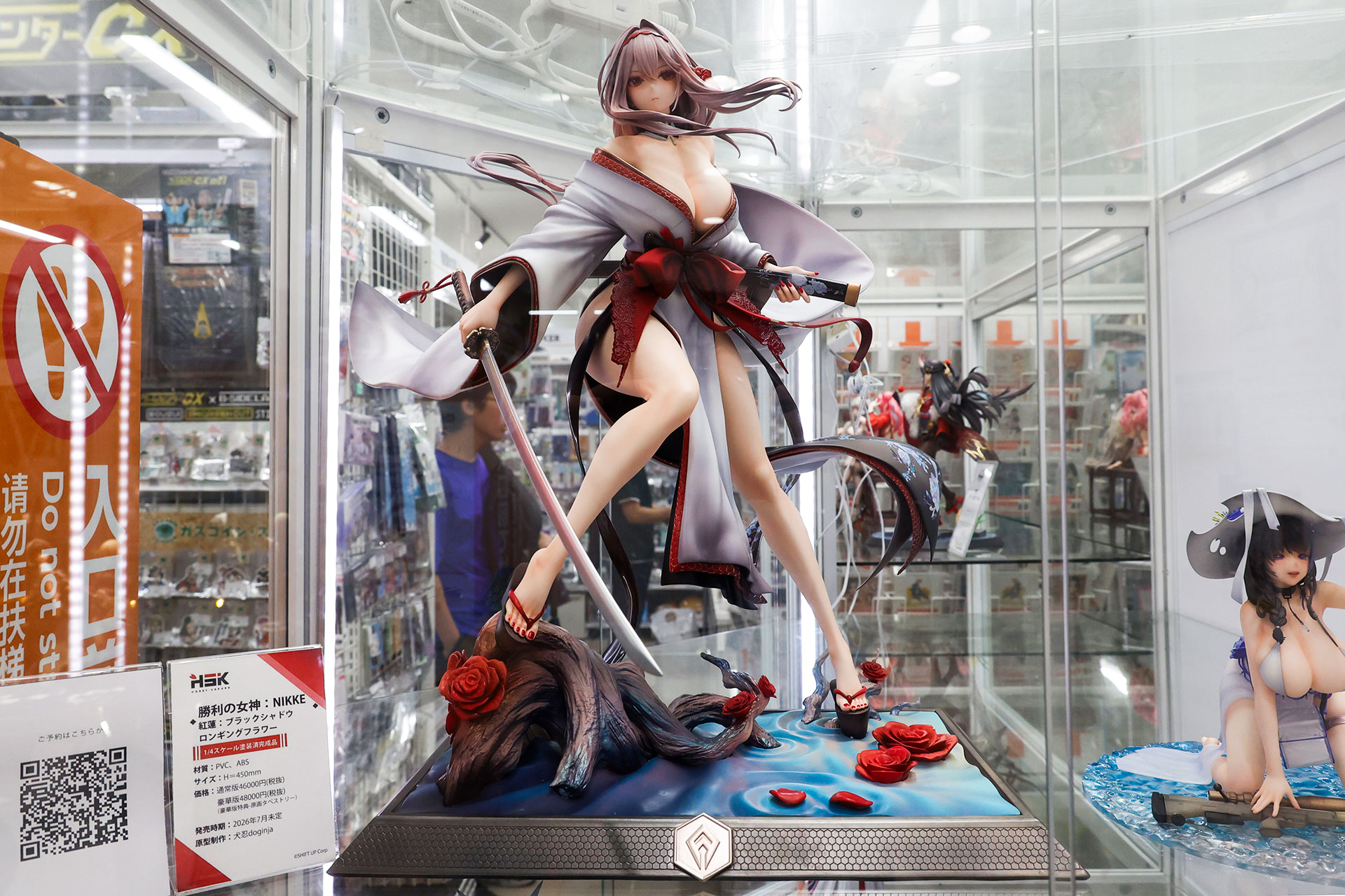 フィギュアの素材はPVCとABSで、全高は約450mmだ