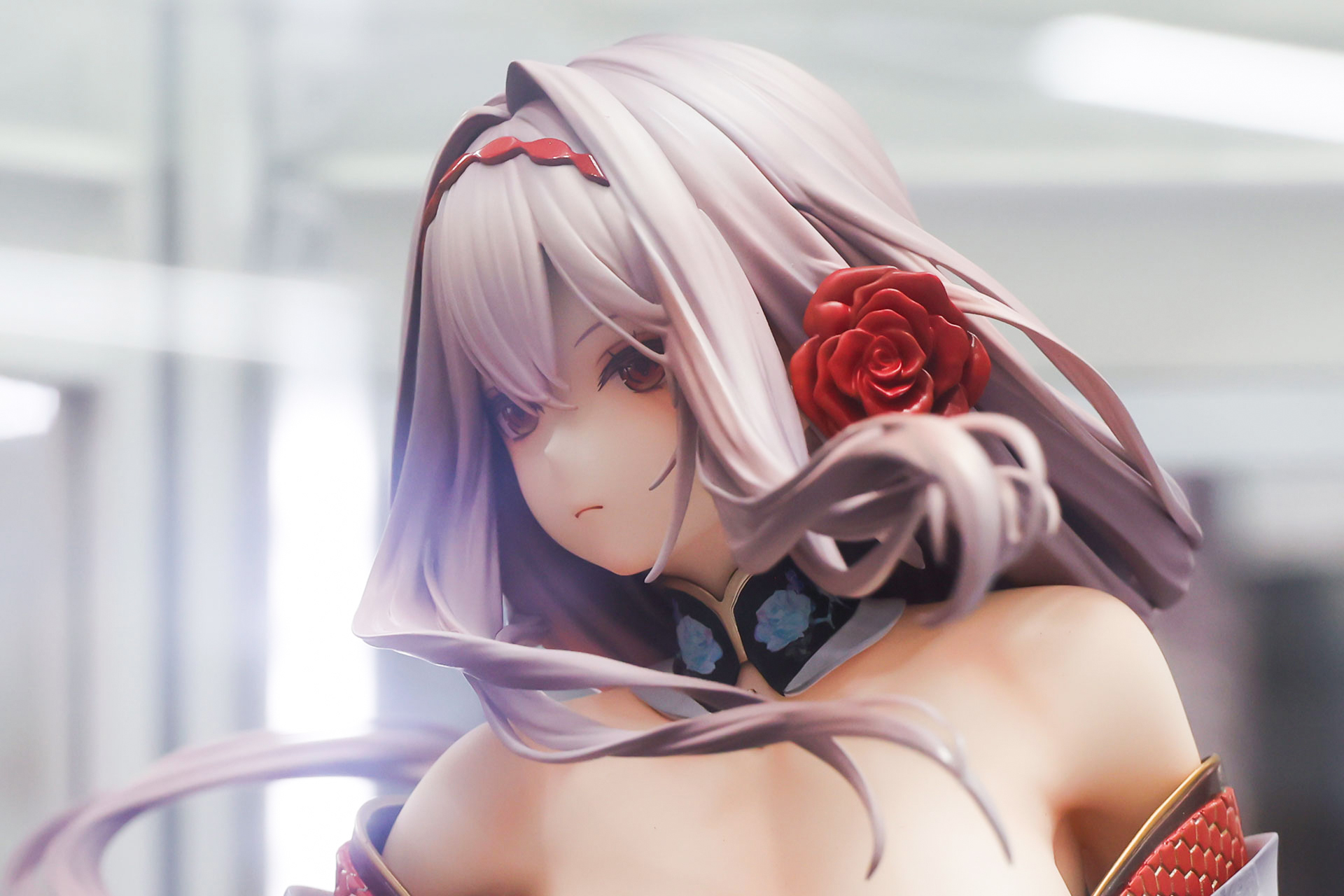 大きな赤い薔薇のアクセサリーを着けている