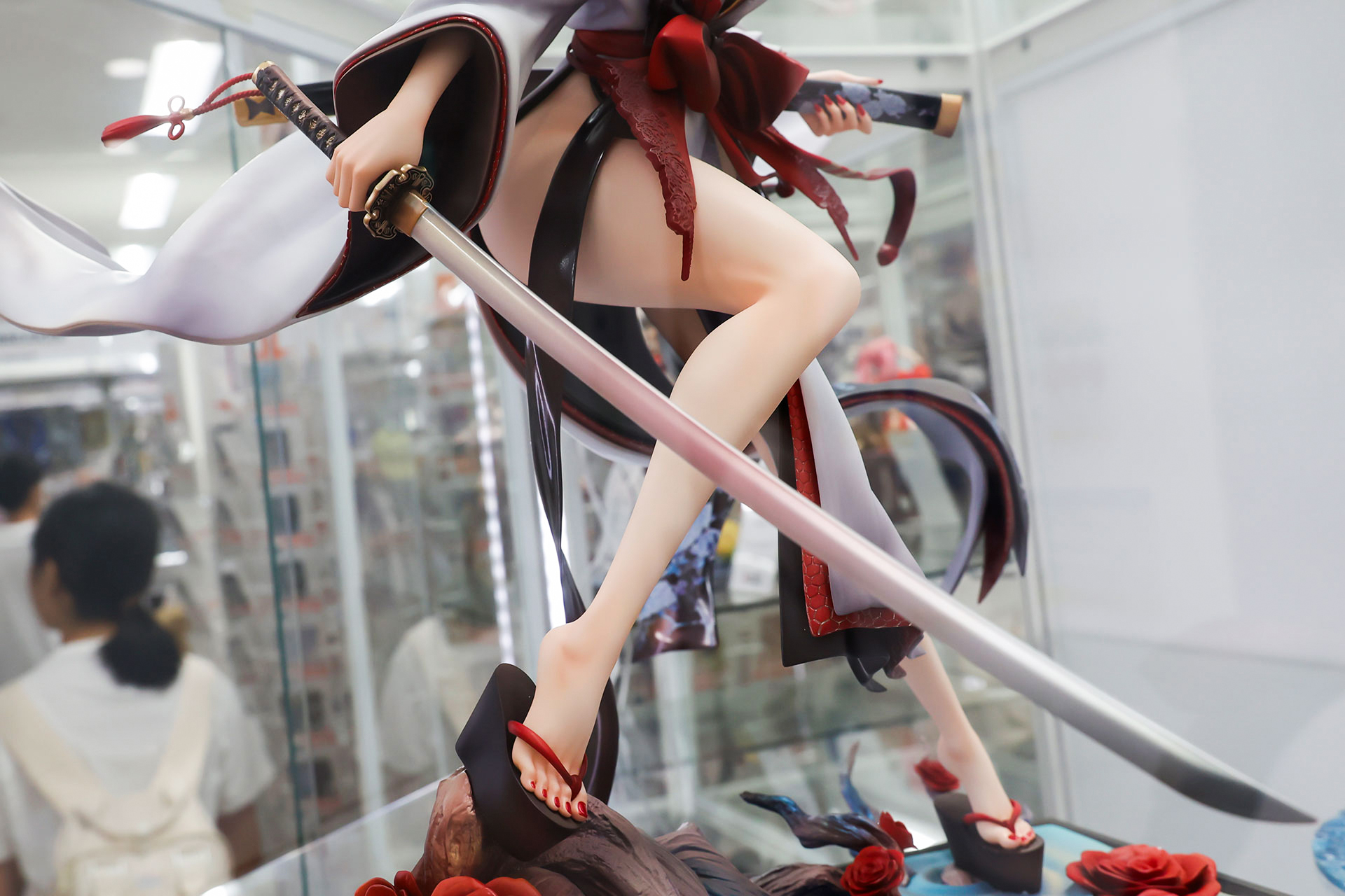 手には刀を持っている