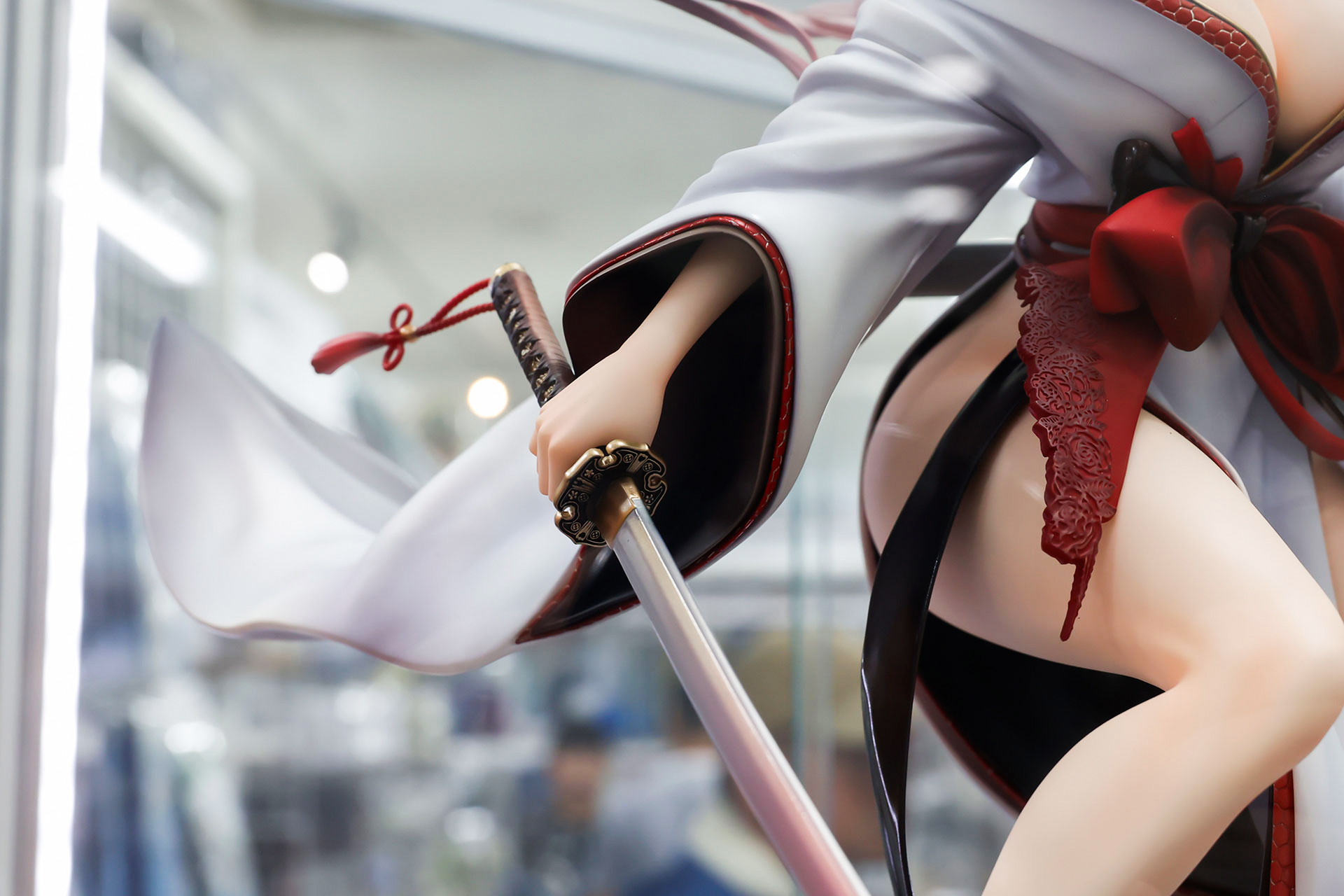 刀は鍔も含めて凝ったデザインだ