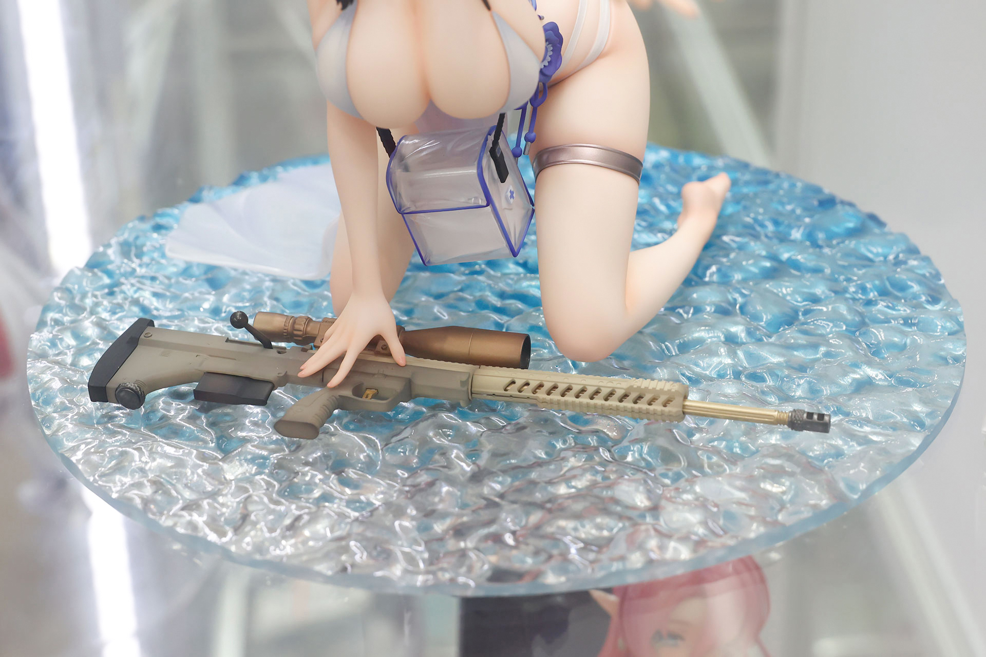 台座部分は波打ち際のようなデザインだ