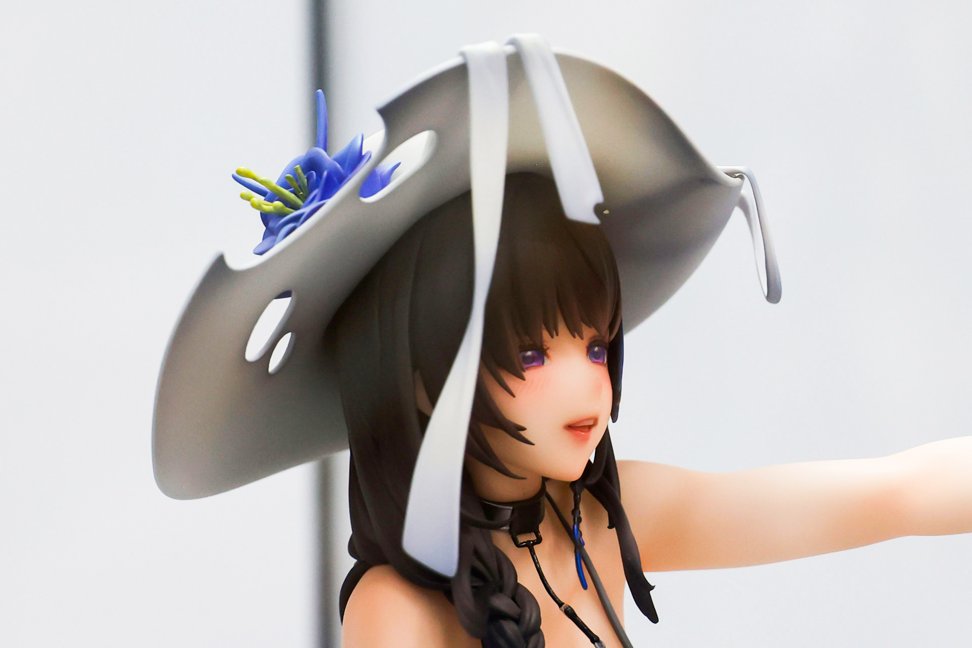 よく見ると、帽子の上にも青い花が付けられている