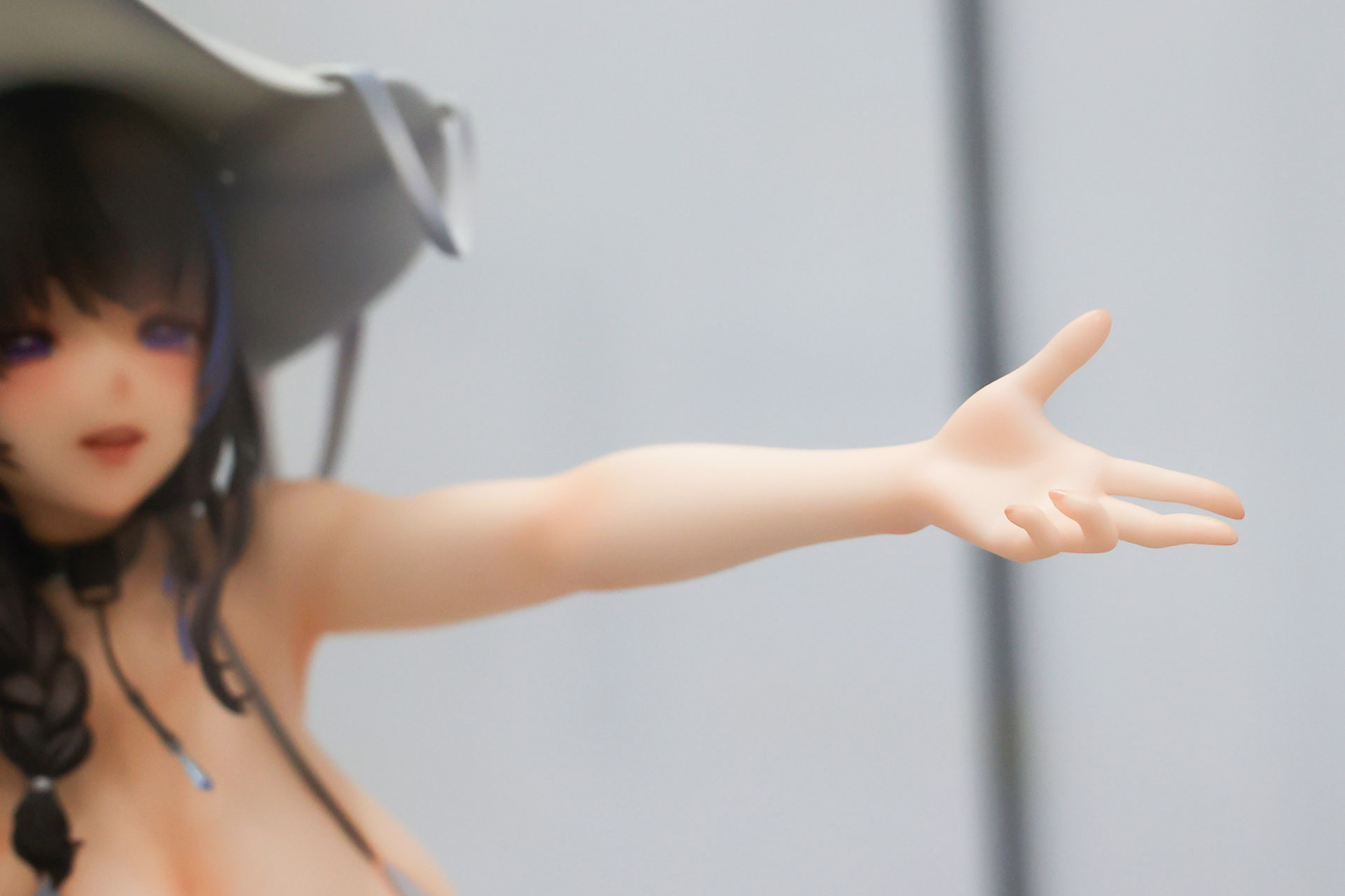 手のポーズも独特だ