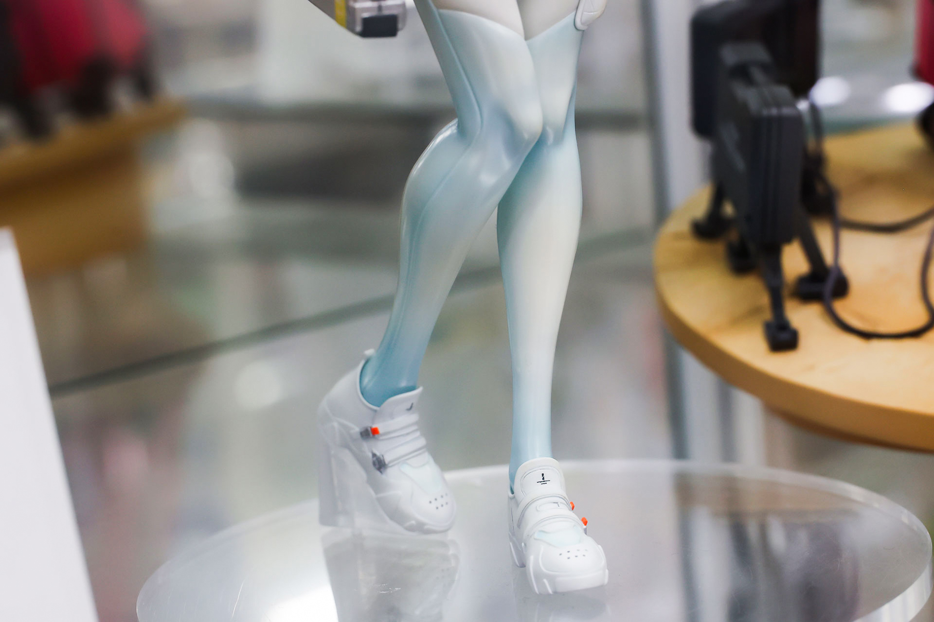 足のポーズもキュートだ