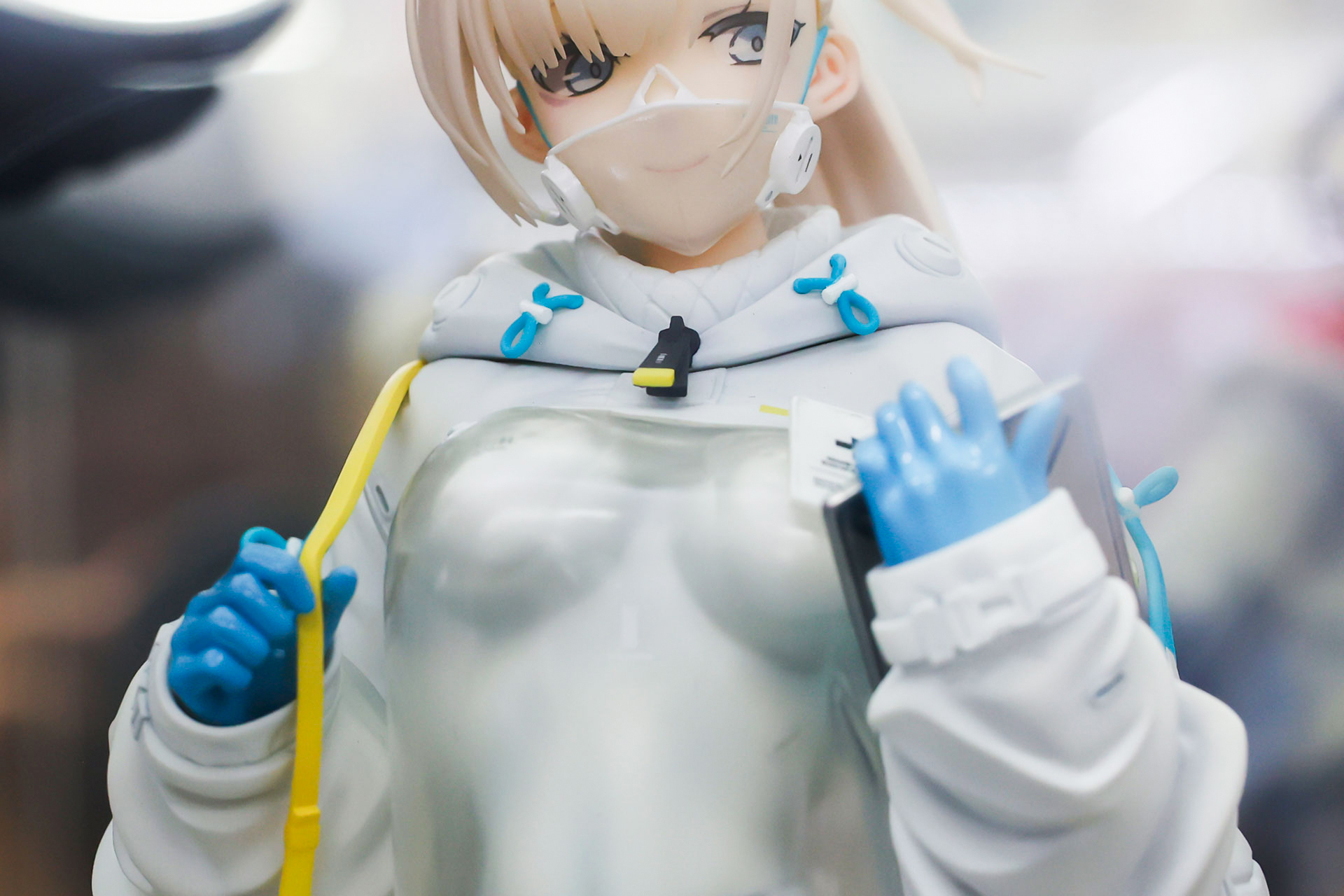 衣装の一部も透明になっており、未来感のあるスタイルだ