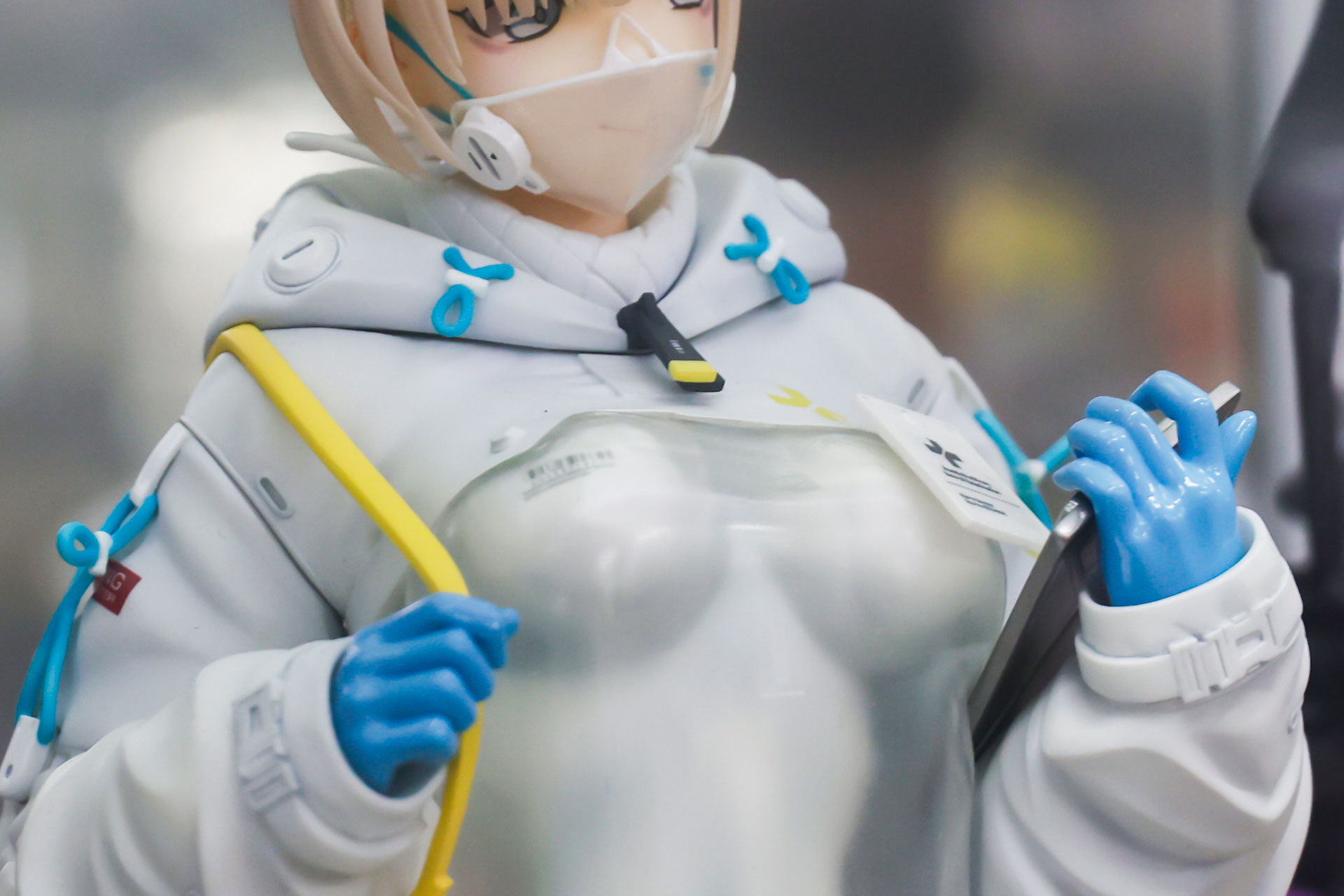 所々に黄色や青色が散りばめられている