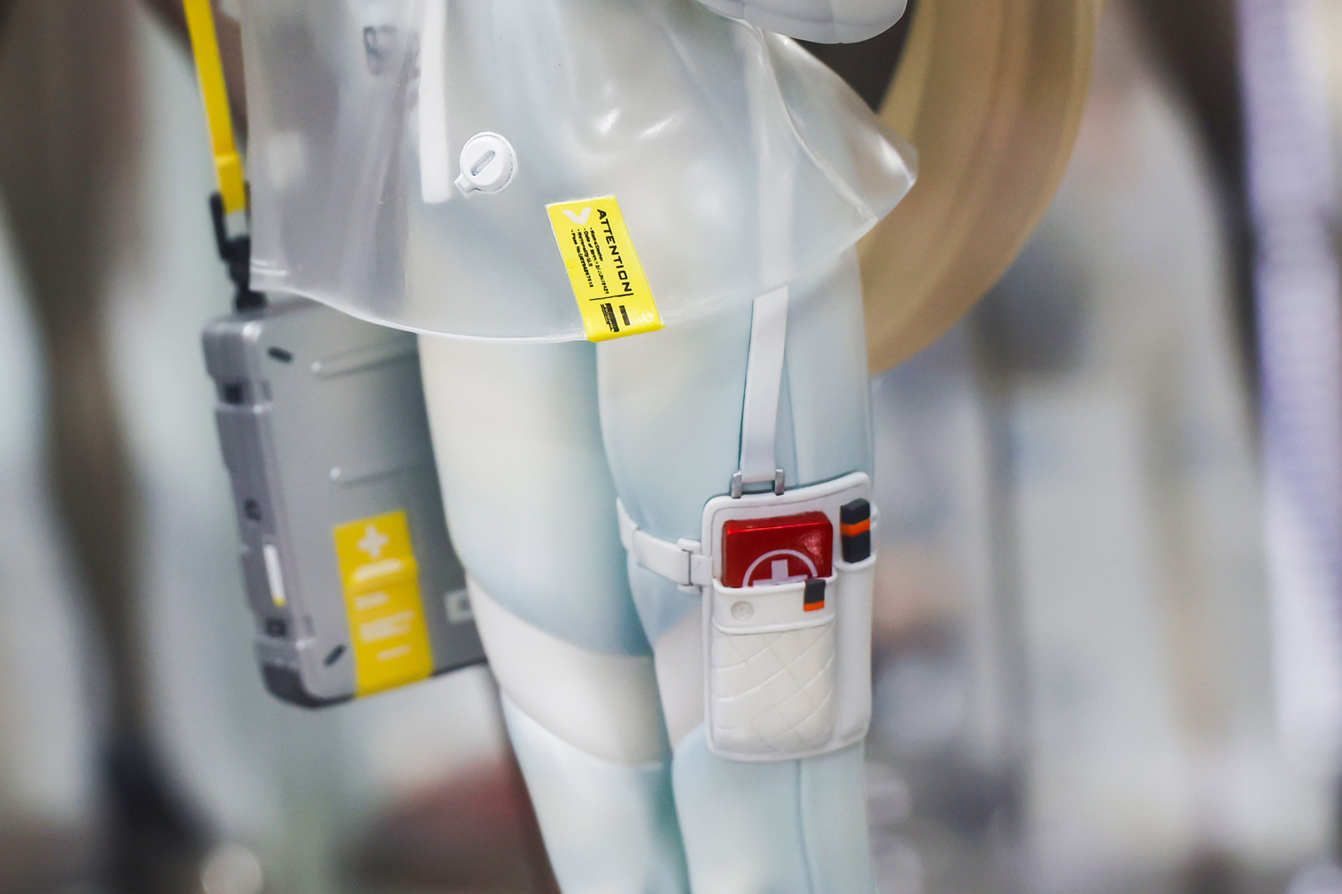 太ももにも小物が取り出しやすいようにホルダーが付けられている