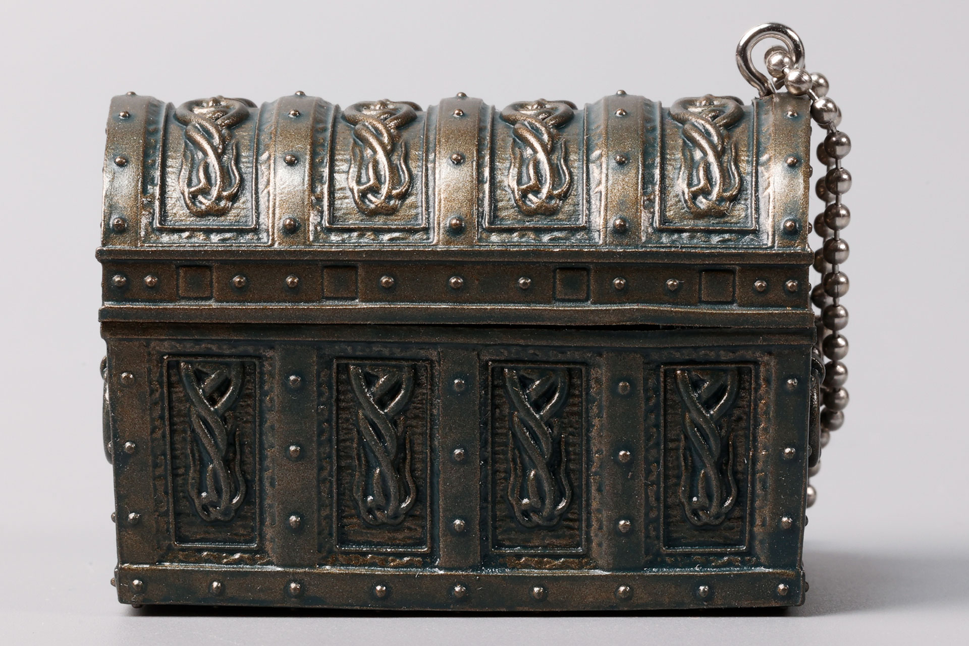 細かい装飾を手元でじっくり鑑賞することができる