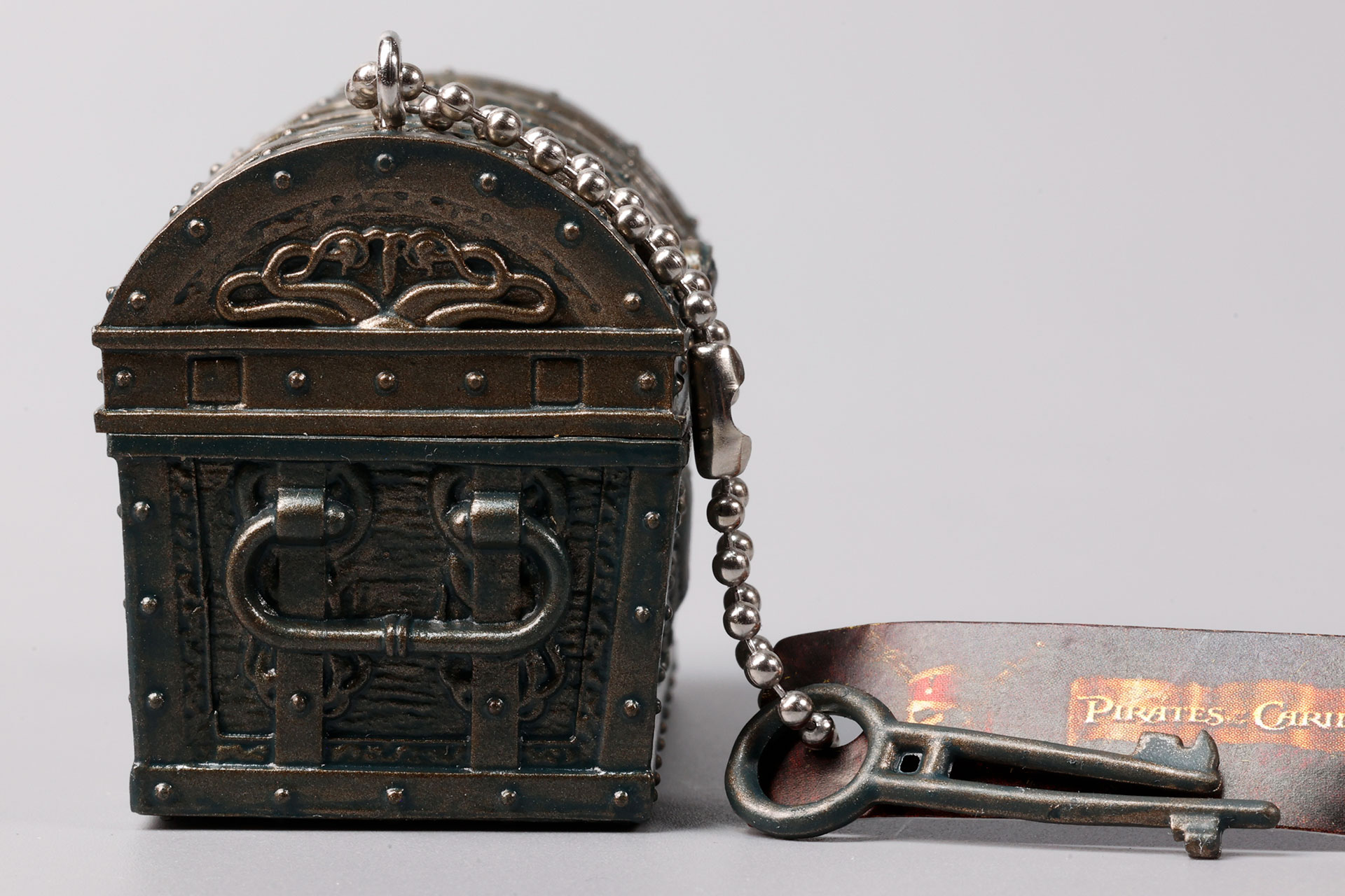 チェストの上部にキーチェーンが付けられている