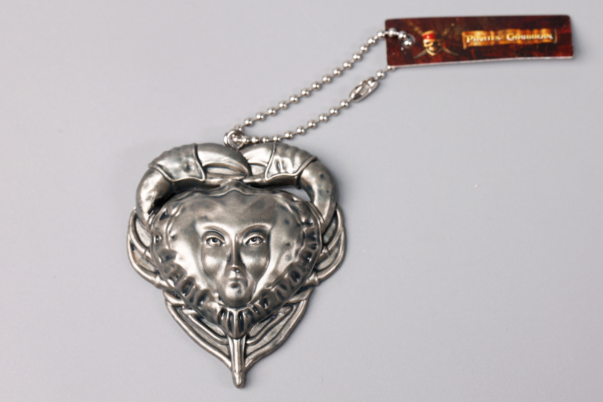 ティア・ダルマのネックレスもラインナップに含まれている