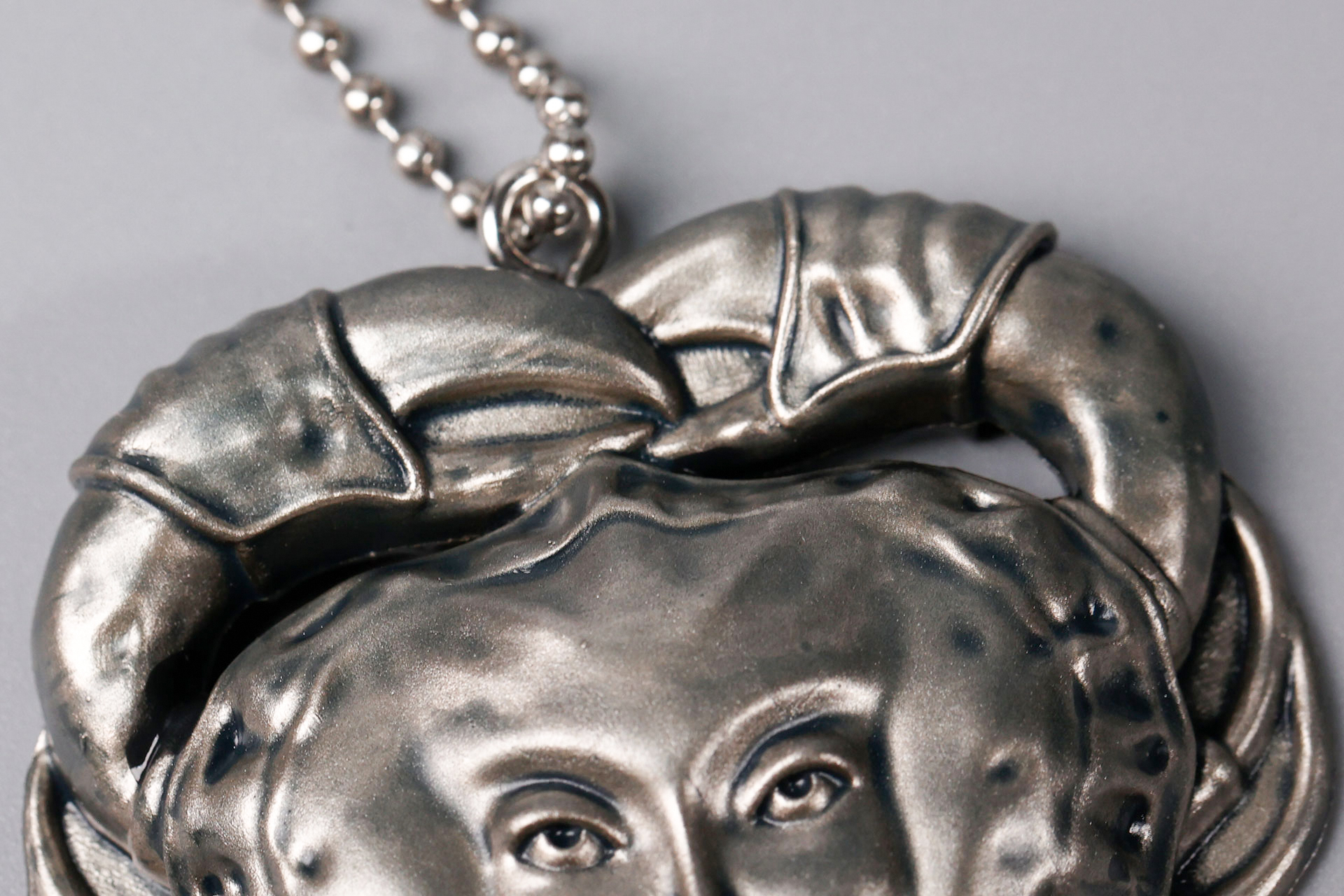 上部はカニの手になっている