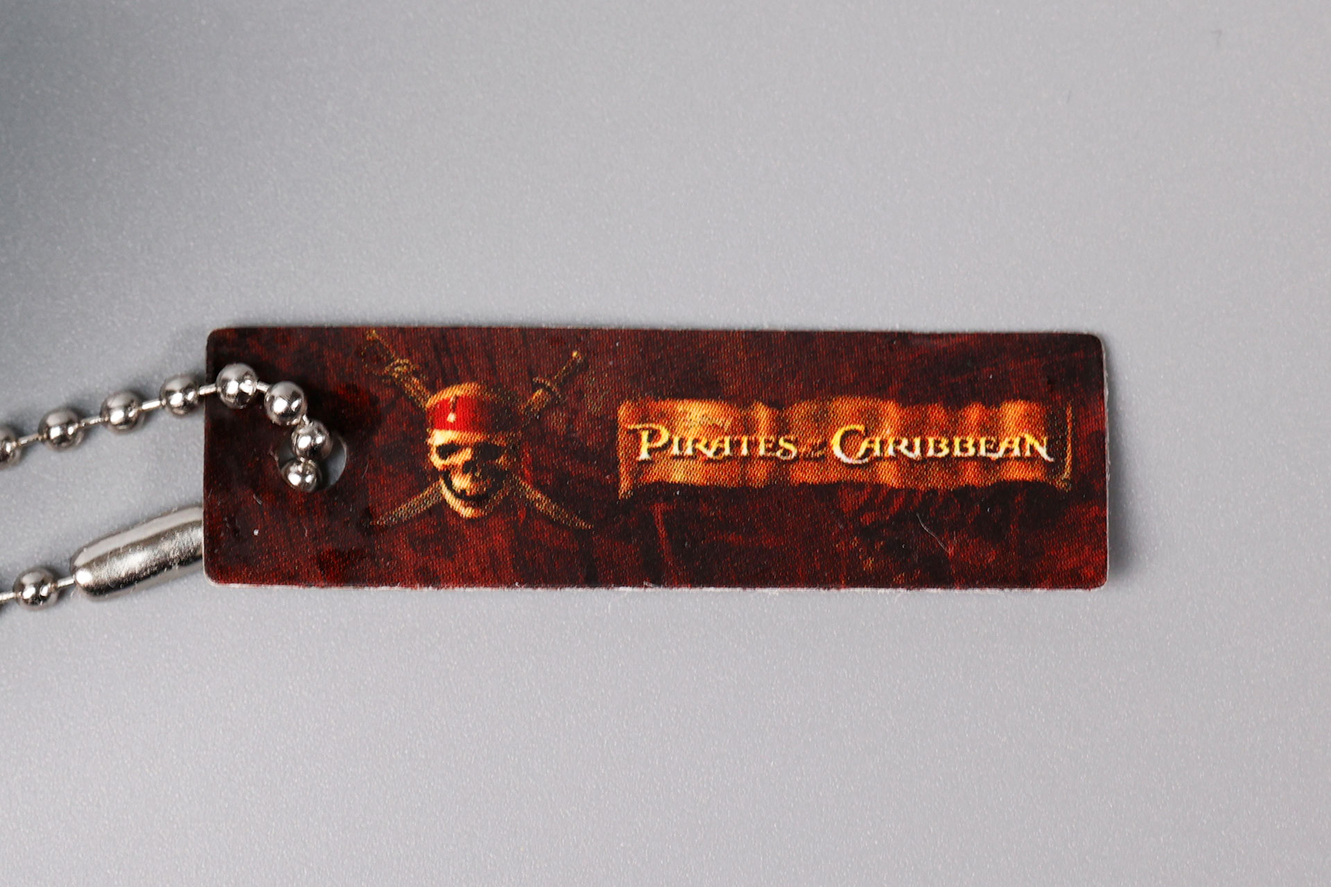 「パイレーツ・オブ・カリビアン」の紙タグも付属