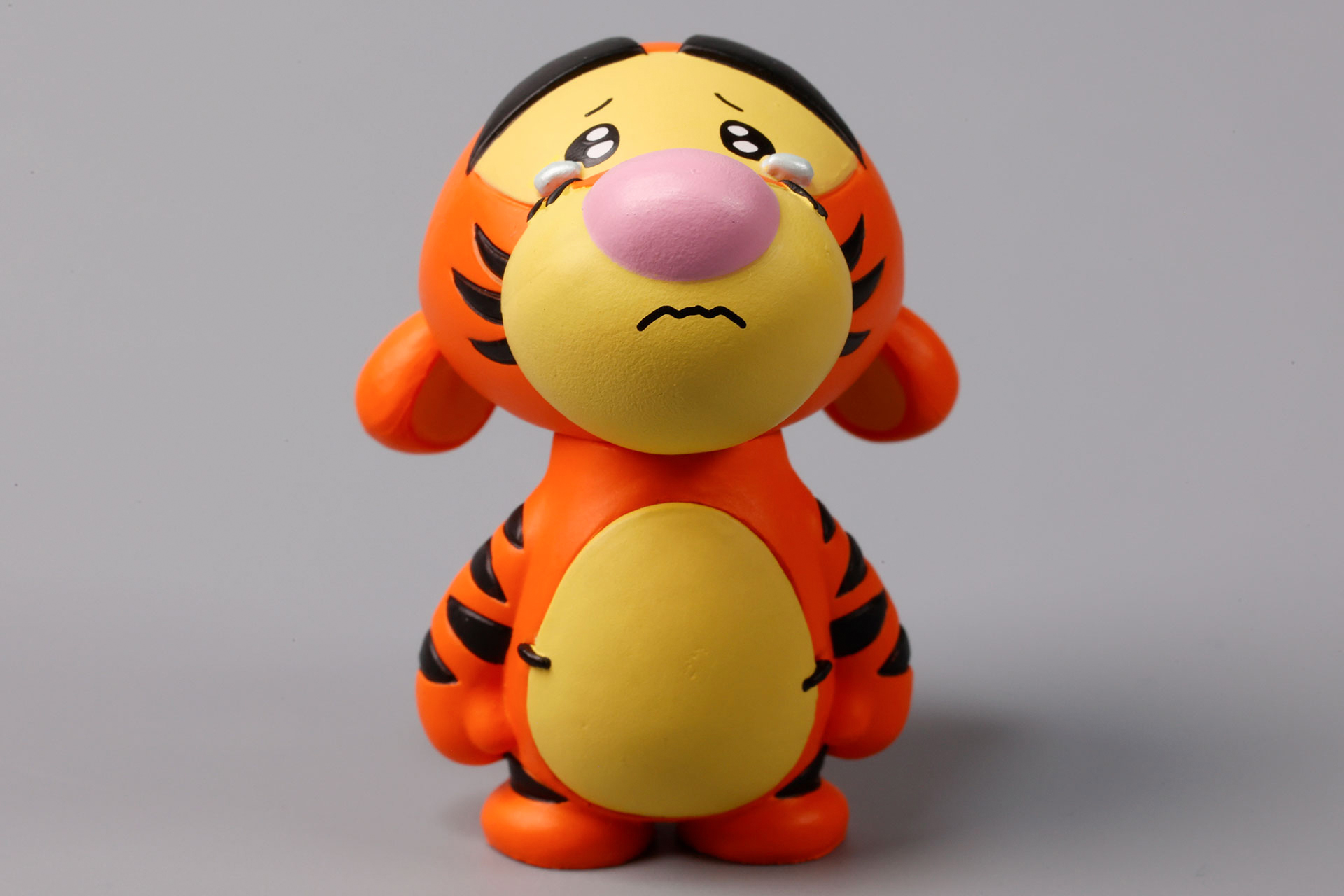 涙をこらえて立ち尽くすティガー