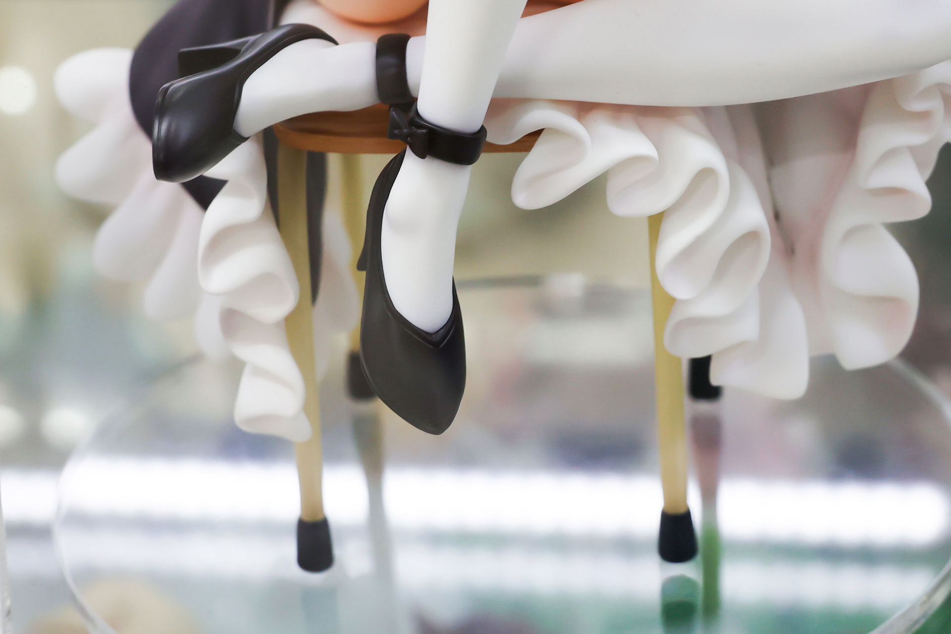 学校の椅子に座った状態だ