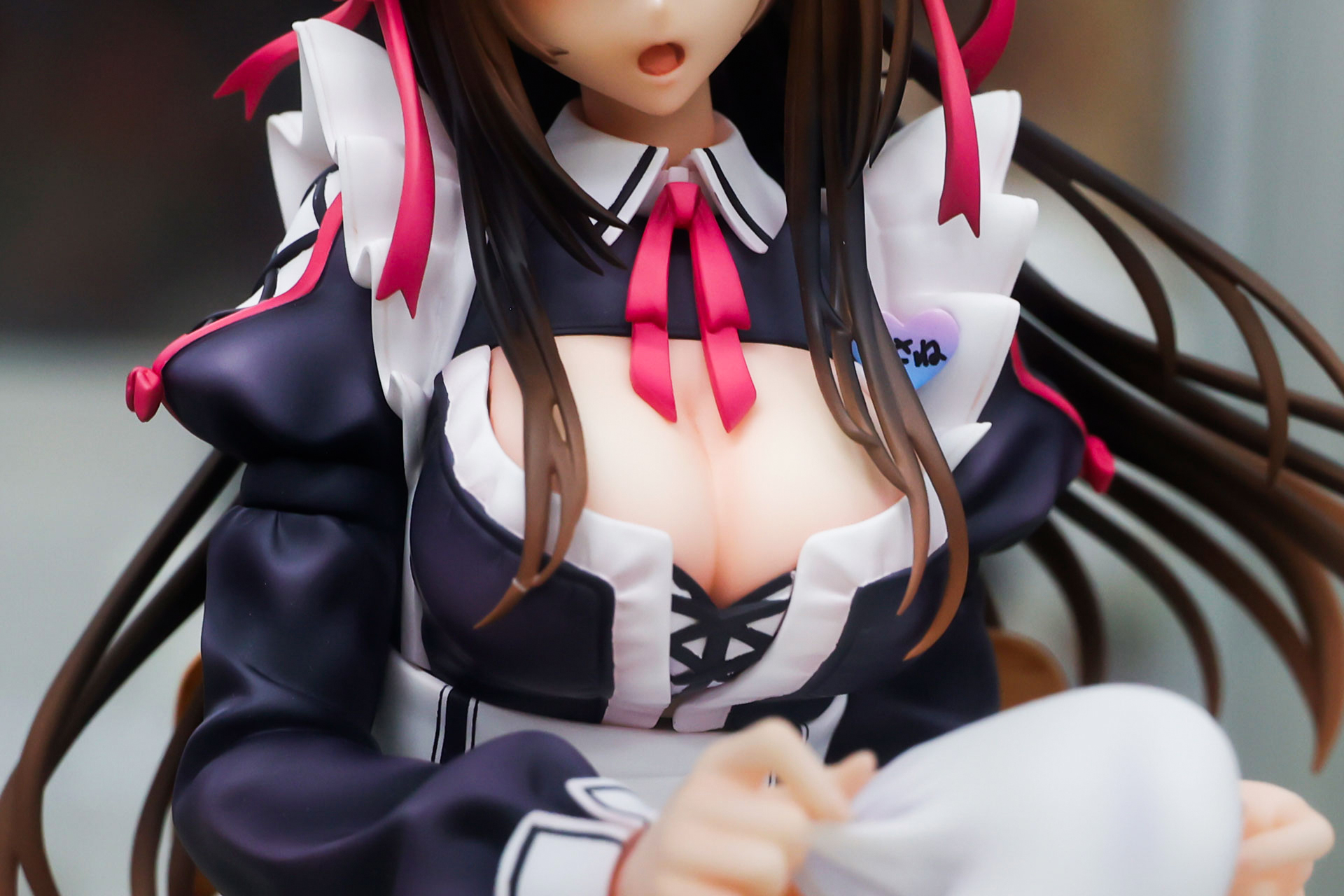 バストをアピールするかのように大きく開いている