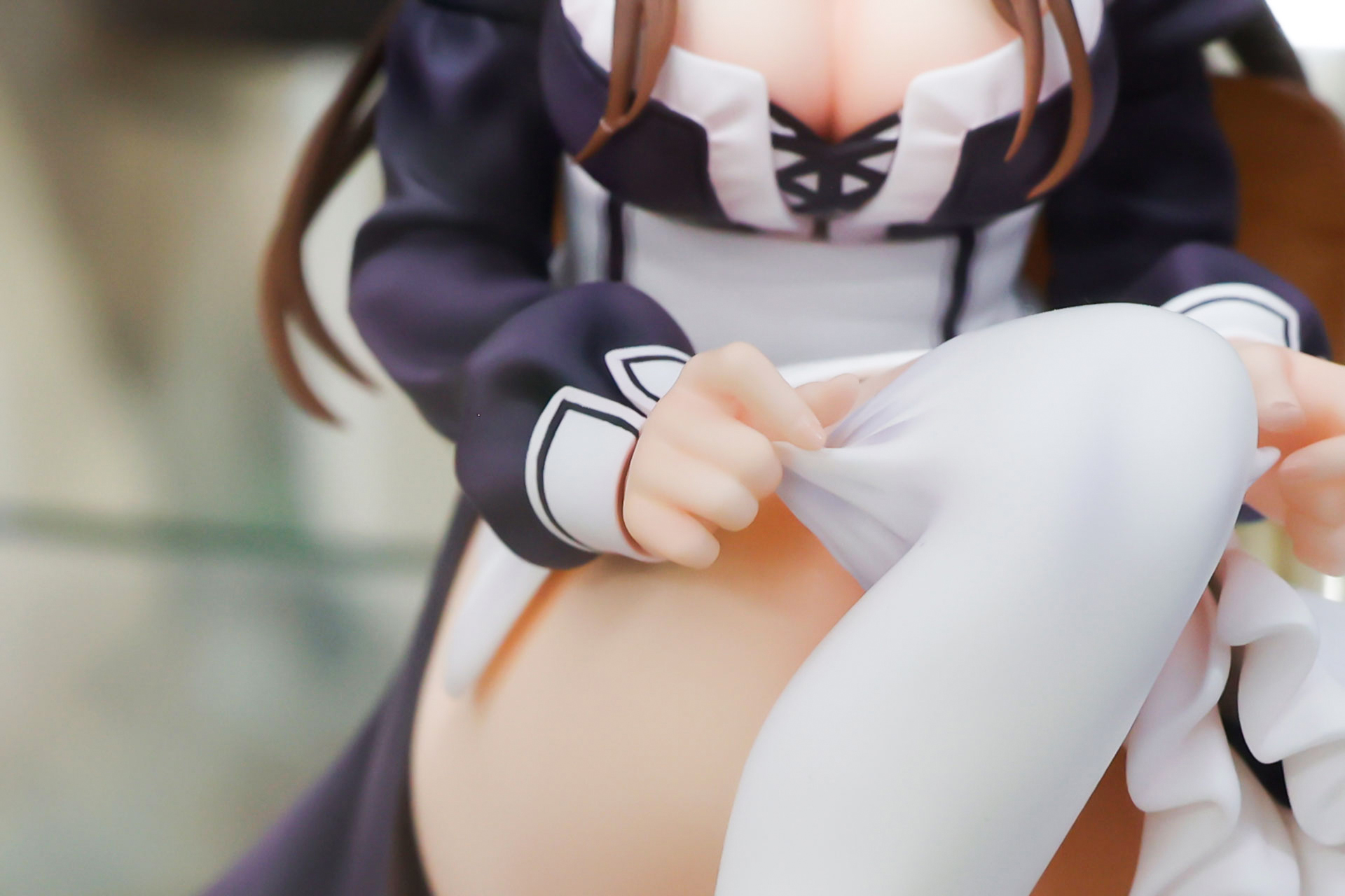 指でソックスをつまむ仕草がかわいらしい