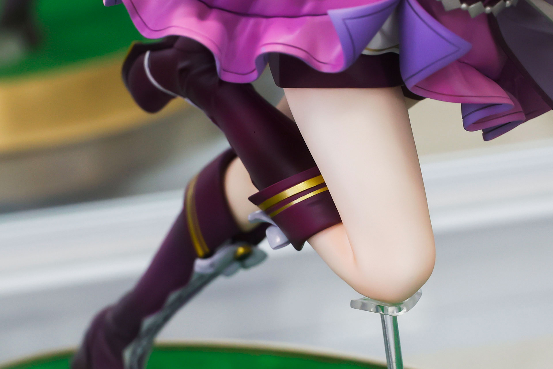 ブーツには金色のラインが入れられている