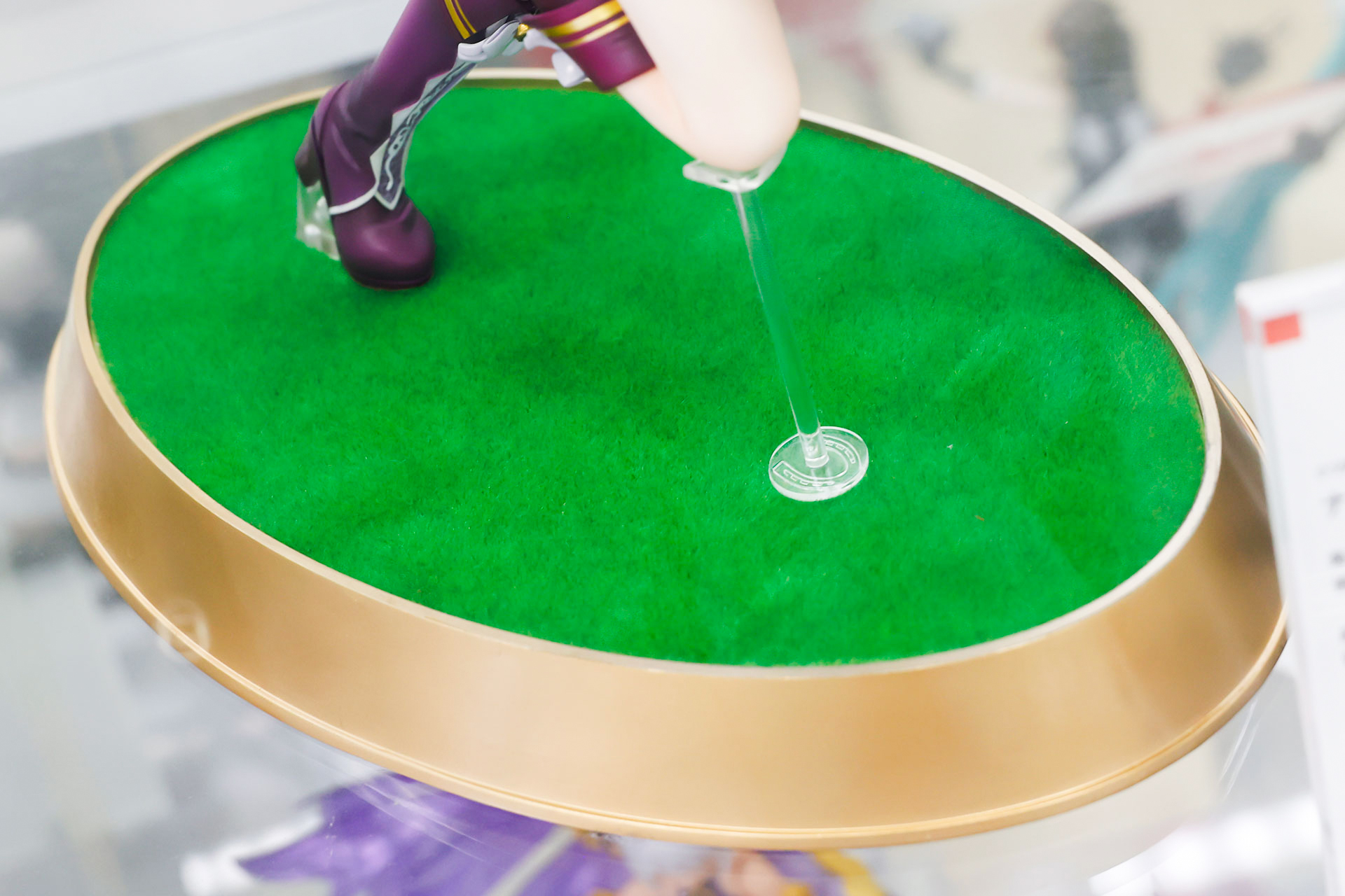 台座の上部は芝のような見た目だ