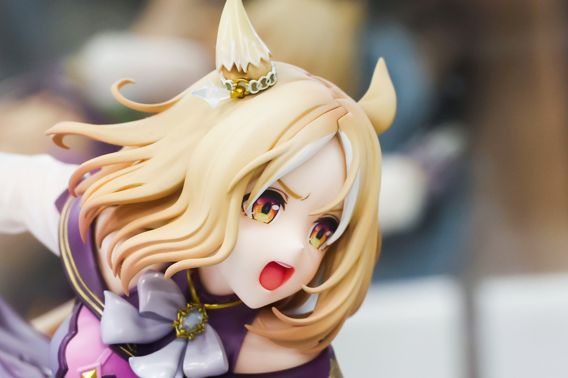 耳にはアクセサリーがつけられている