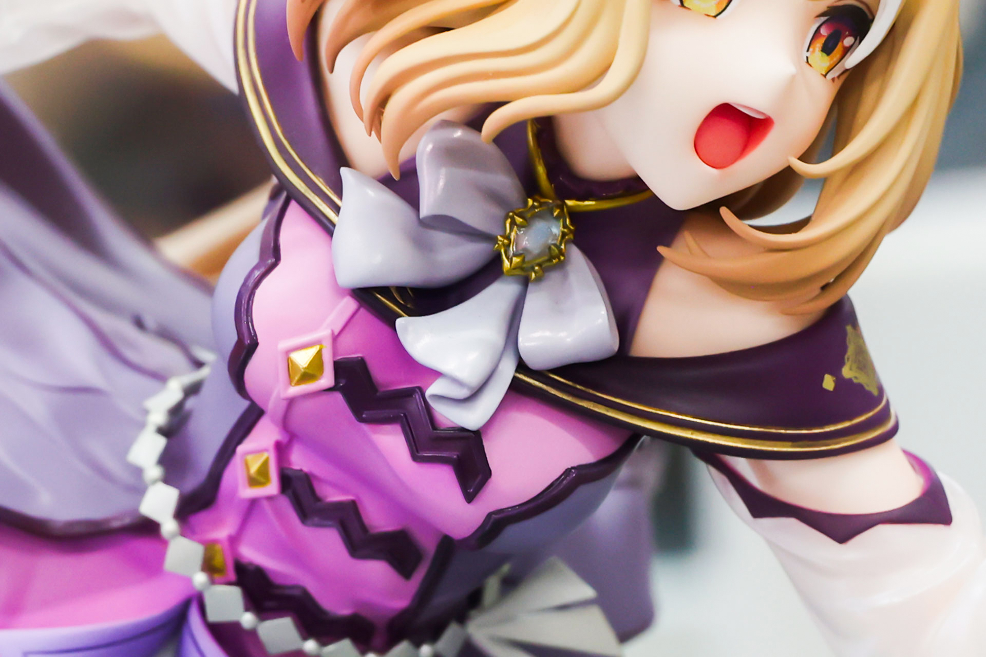 華やかな勝負服「The Proud Road」を身につけている