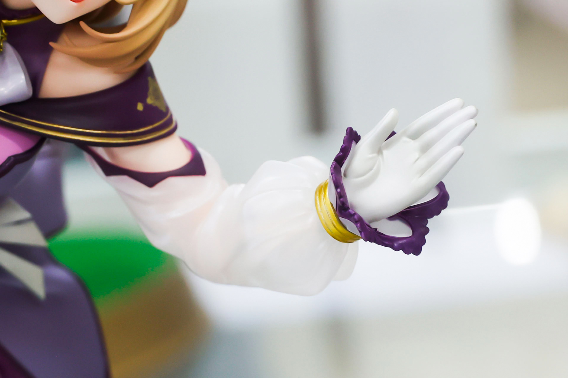 手袋は左右で色が異なっている