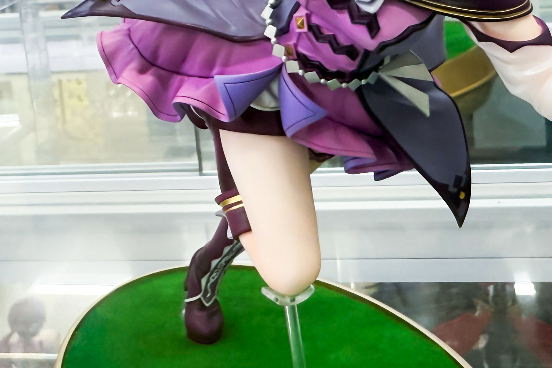 白い太ももがまぶしい！