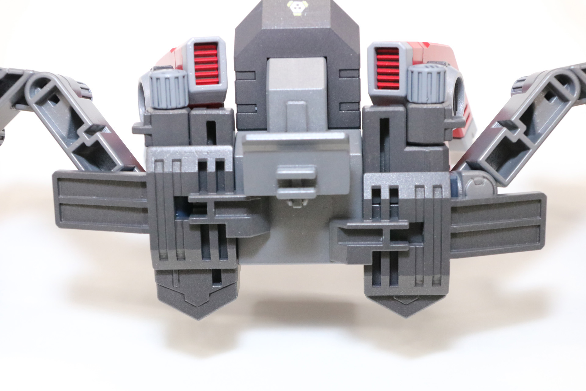 背部ユニットの裏側。下部にスライド機構を備えたパーツが確認できる