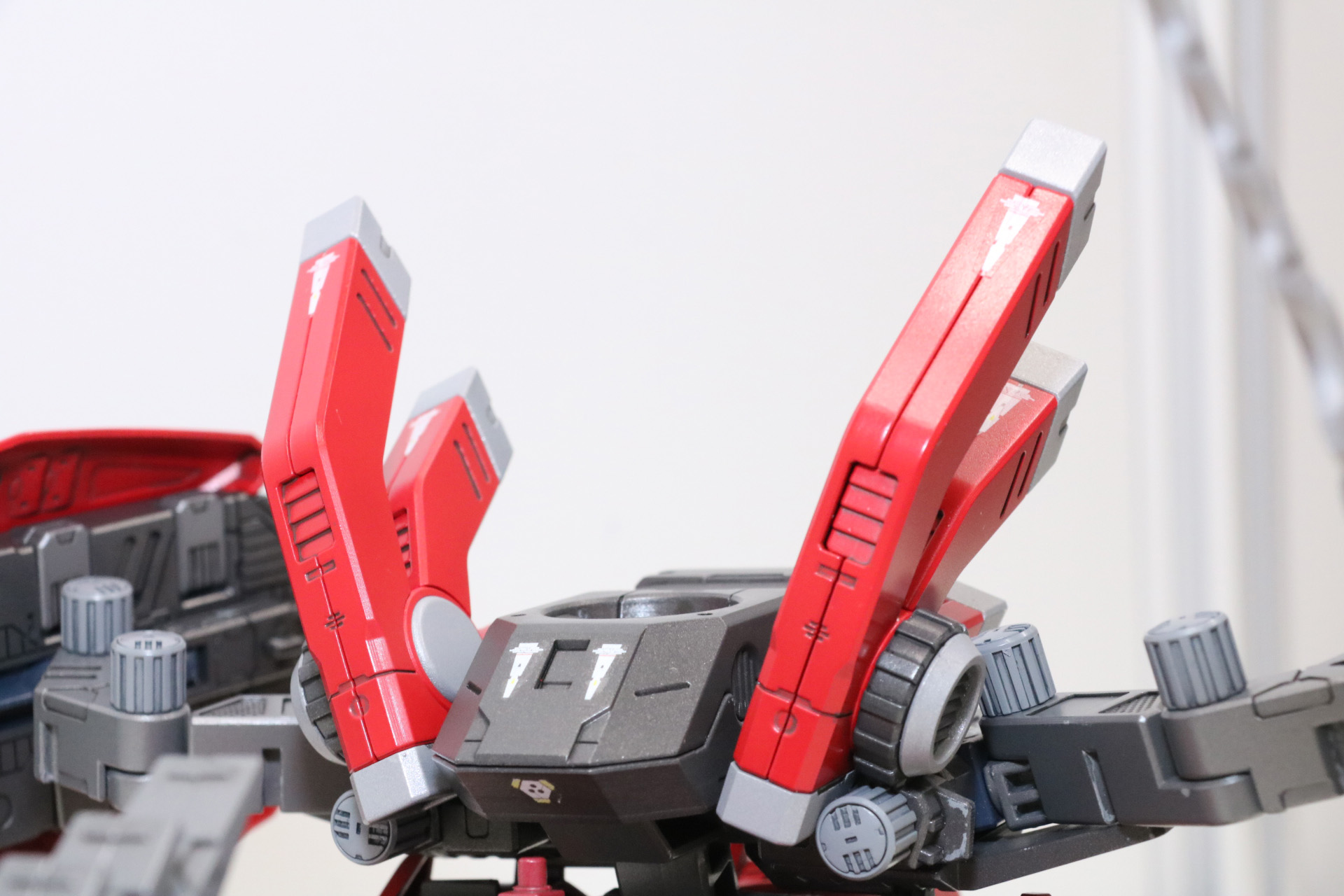 大きく広がる展開ギミックに加え、左右への表情付けを新たに追加