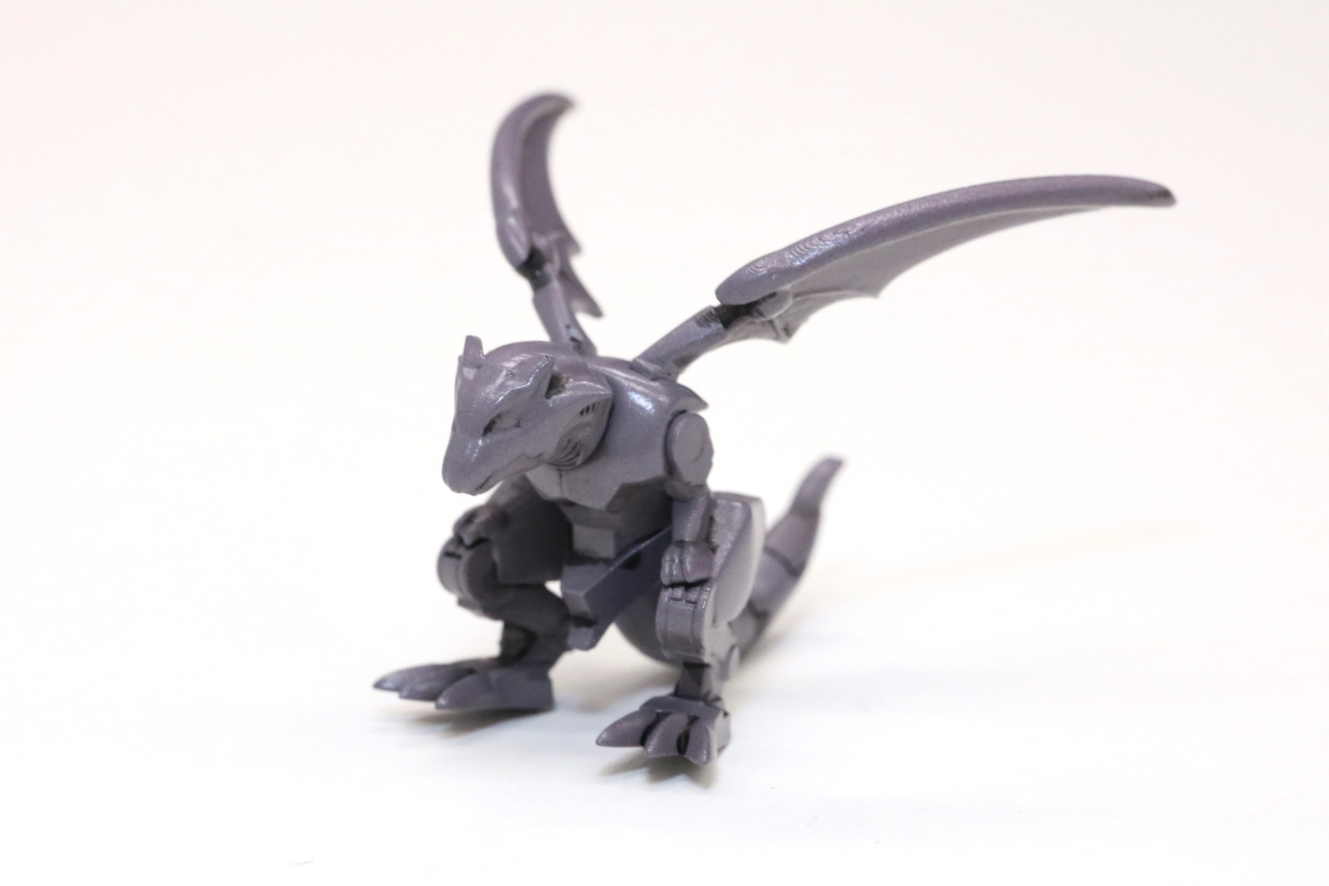 パーツを付け替えることで羽を広げた状態も再現できる