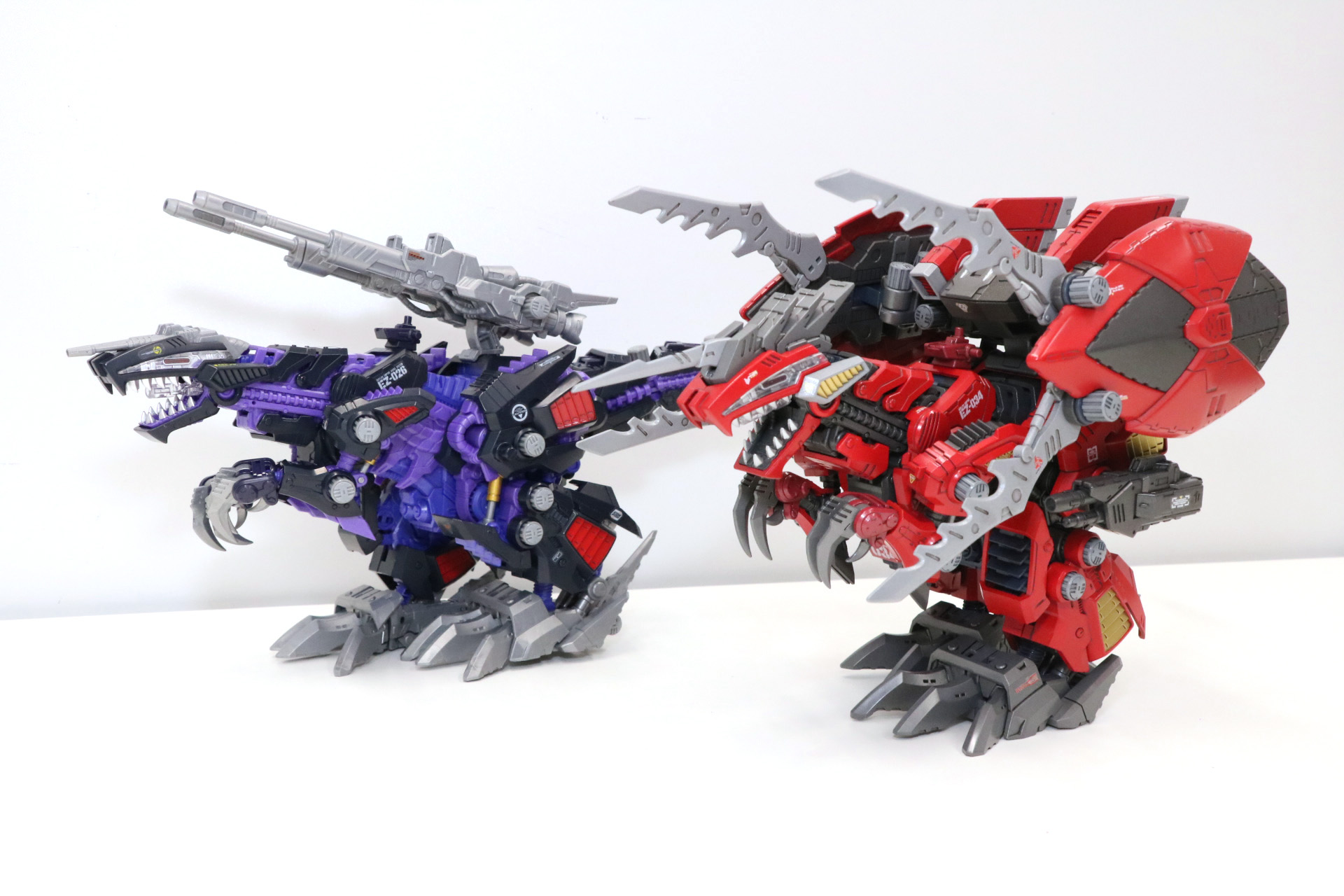 「AZ-09 ジェノブレイカー」（左）と「AZ-12 ジェノブレイカー」（右）比較