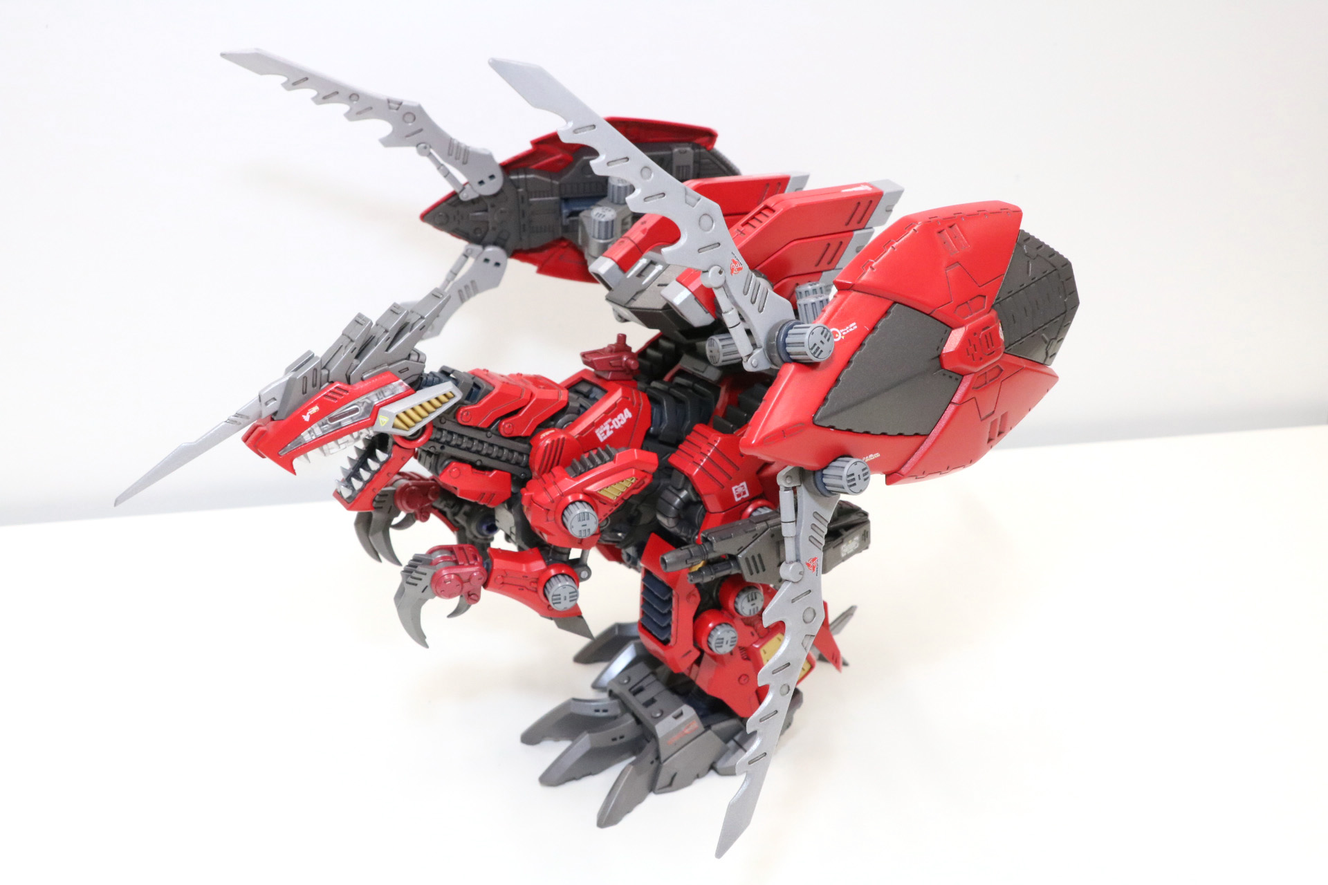 大きく展開するフリーラウンドシールドとエクスブレイカー。電動はもちろん手動によるポージングも大迫力