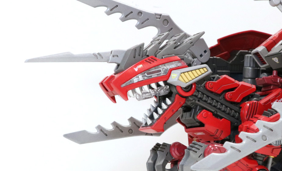 目元はクリアレッドを使用し、LED発光時には青く光る