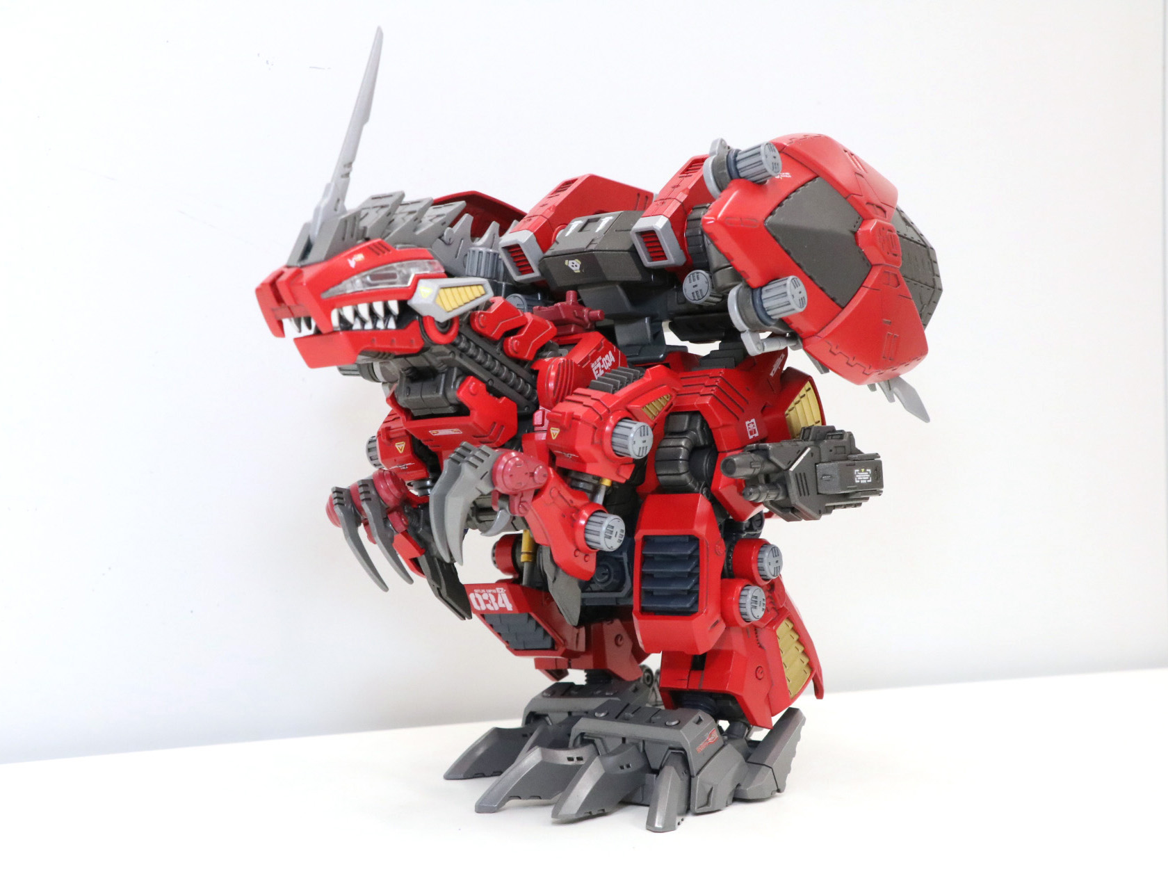 旧キットのイメージを踏襲しつつ、AZシリーズの濃密なディテールで「ジェノブレイカー」を立体化