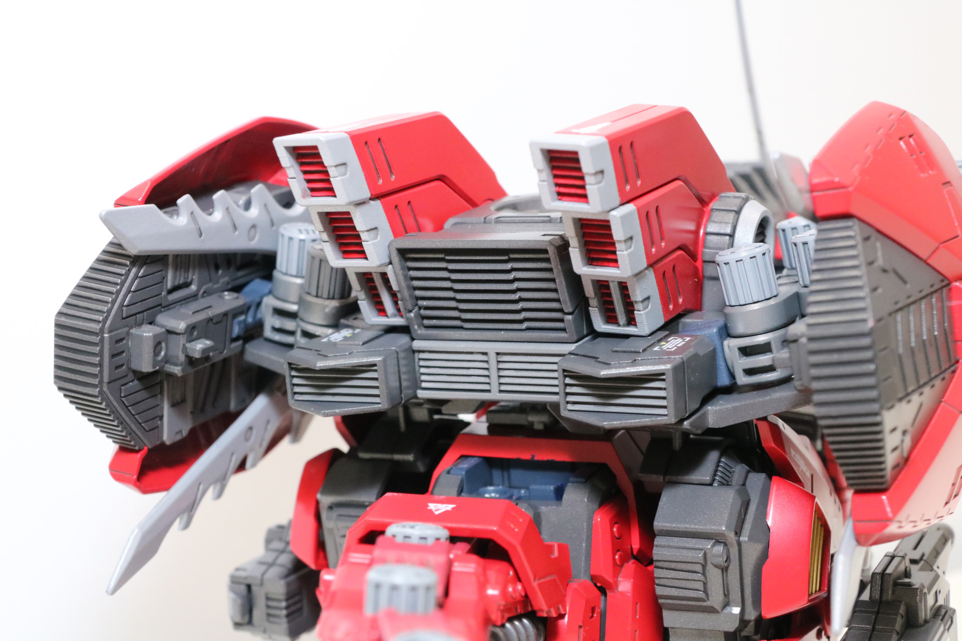 背面のウイングスタスターなどにもしっかりと造形が施されている