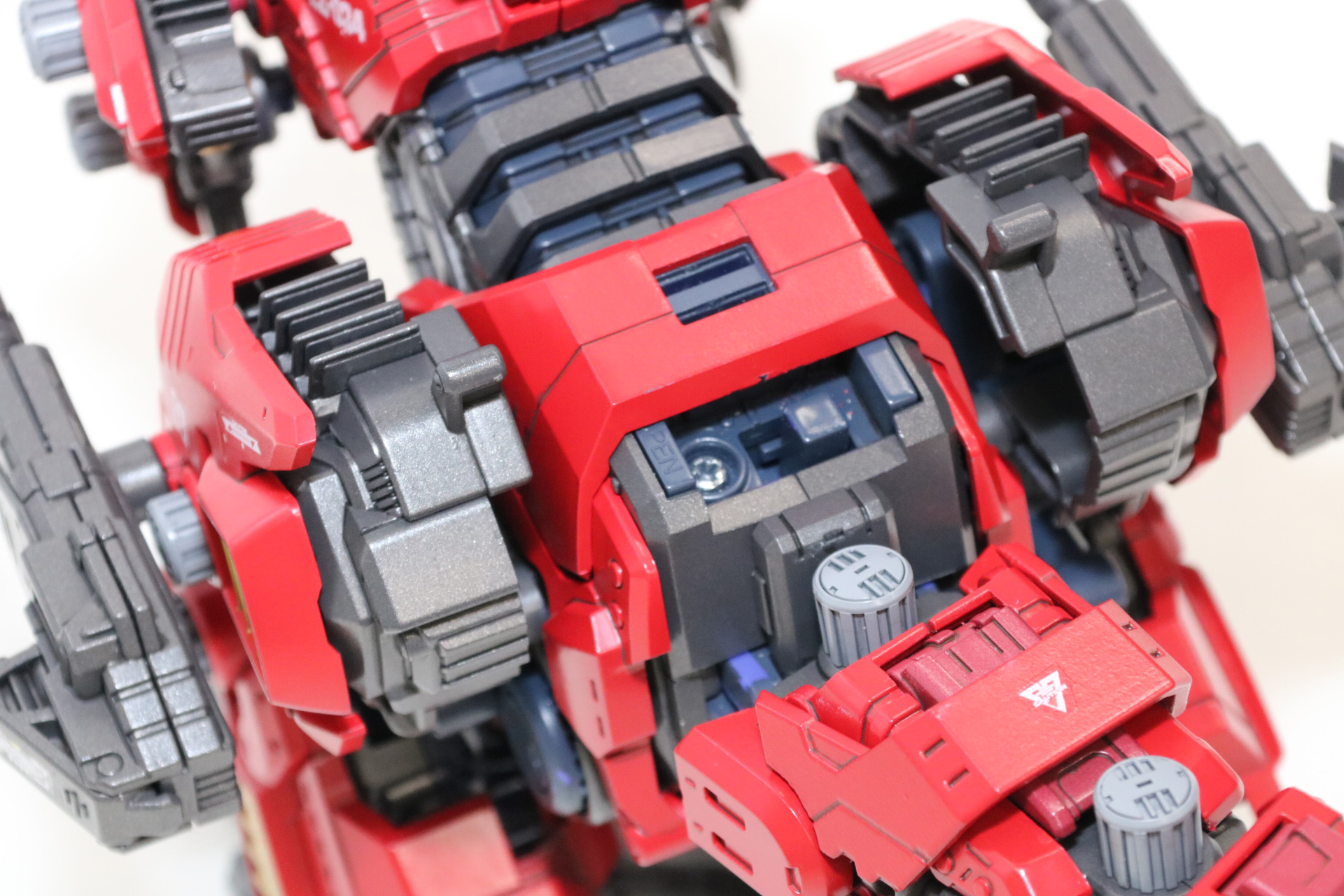 太ももに装着することで背面ユニットへ繋がるギアパーツとなる