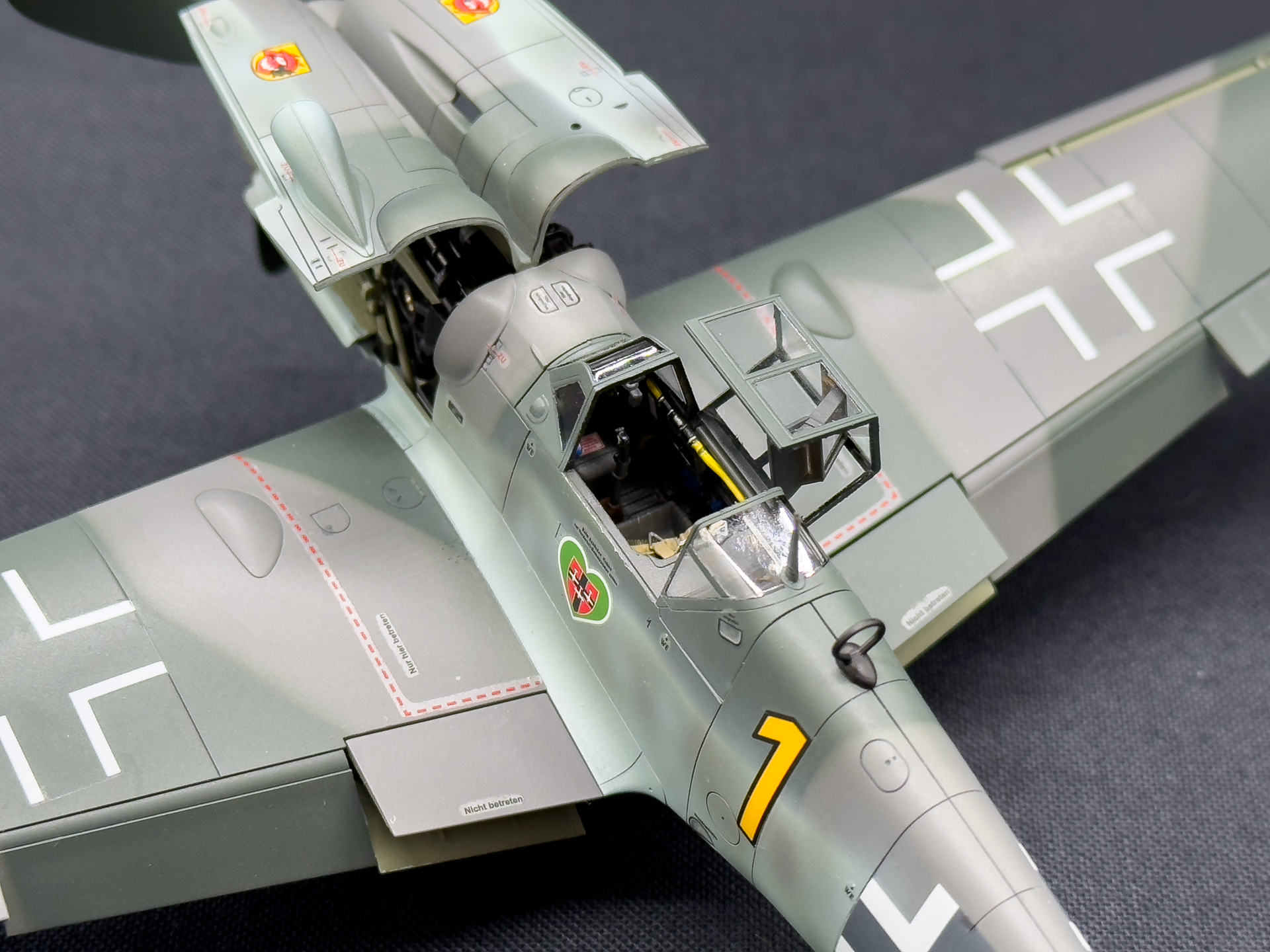 タミヤの「1/48 メッサーシュミット Bf109 G-6」ではコックピット内部の配管まで忠実に再現されています。