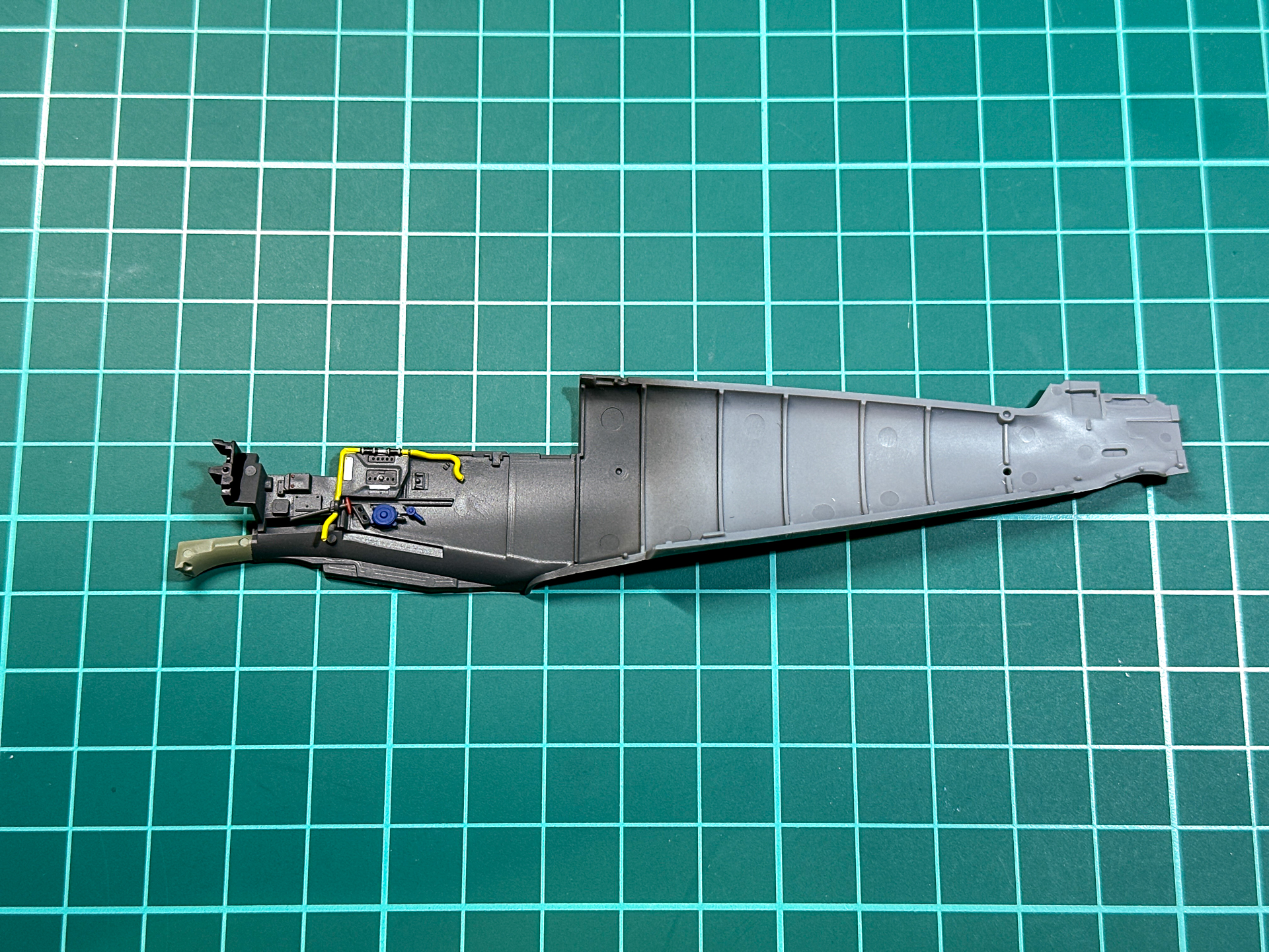 塗装が完了した機体内部。基本塗装は油性アクリル塗料、部分塗装はエナメル塗料を使用しました。